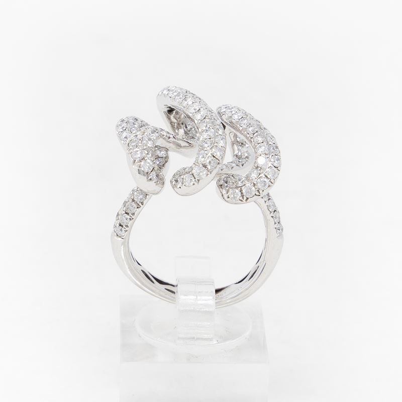 Anello a Fasce Intrecciate in Oro Bianco e Diamanti