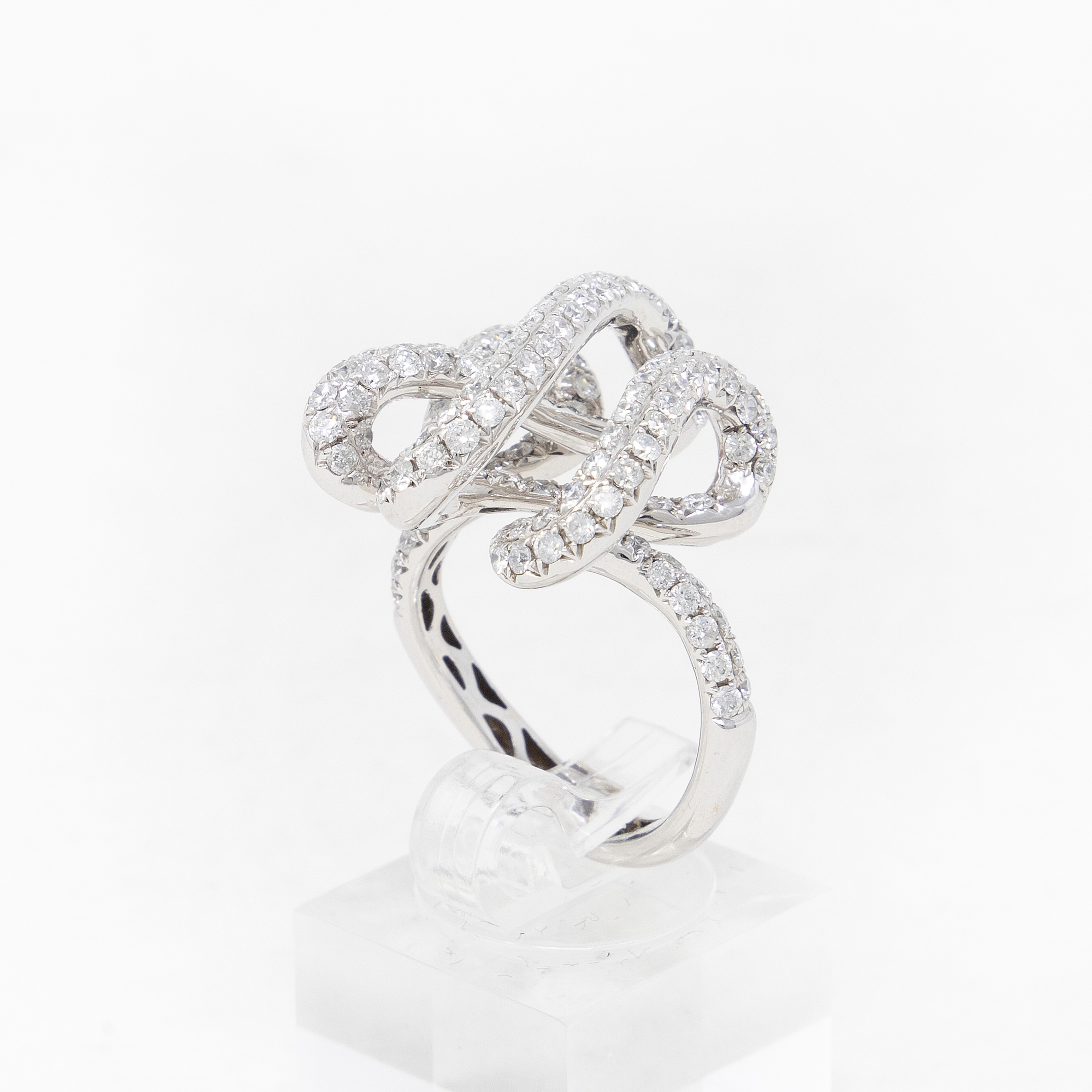 Anello a Fasce Intrecciate in Oro Bianco e Diamanti