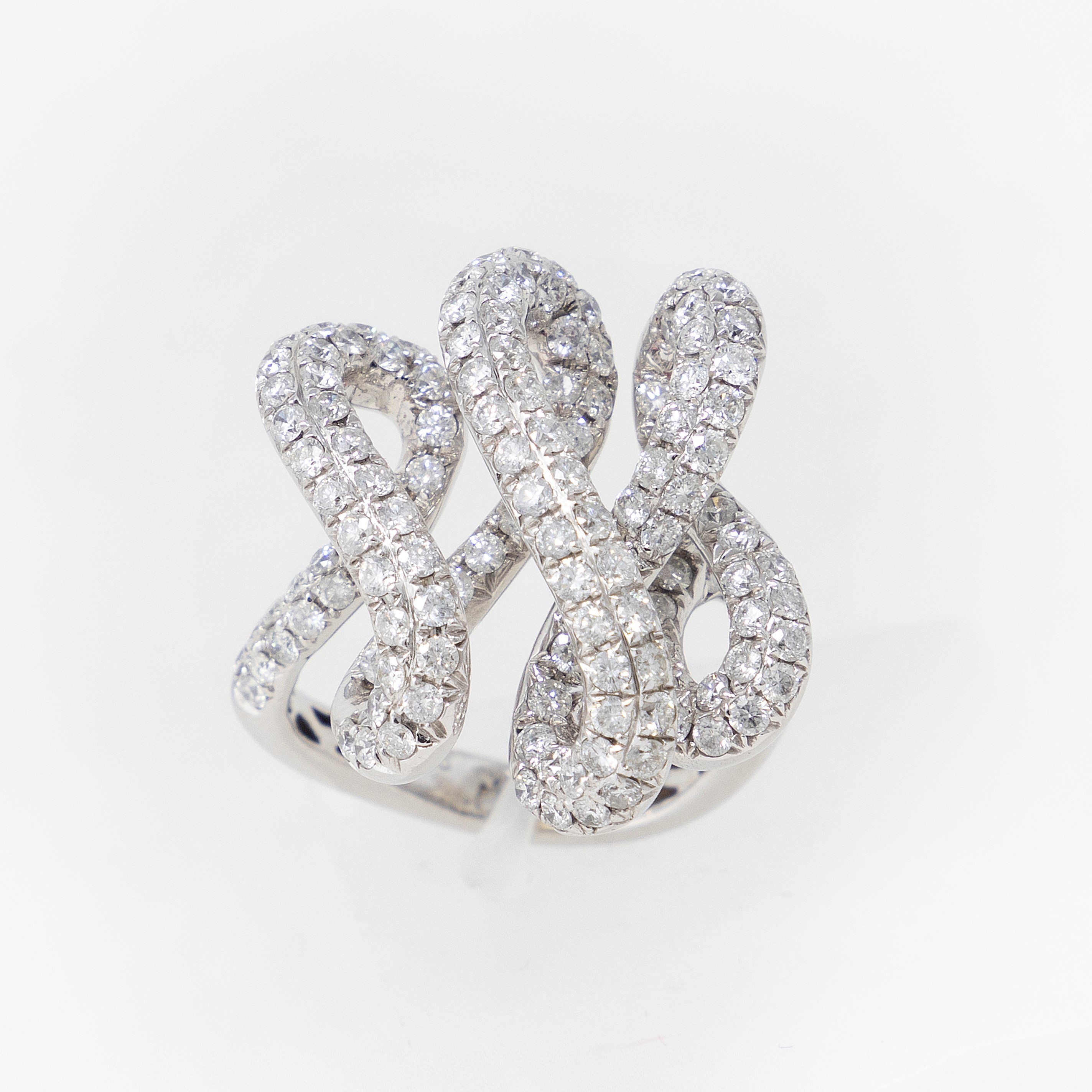 Anello a Fasce Intrecciate in Oro Bianco e Diamanti