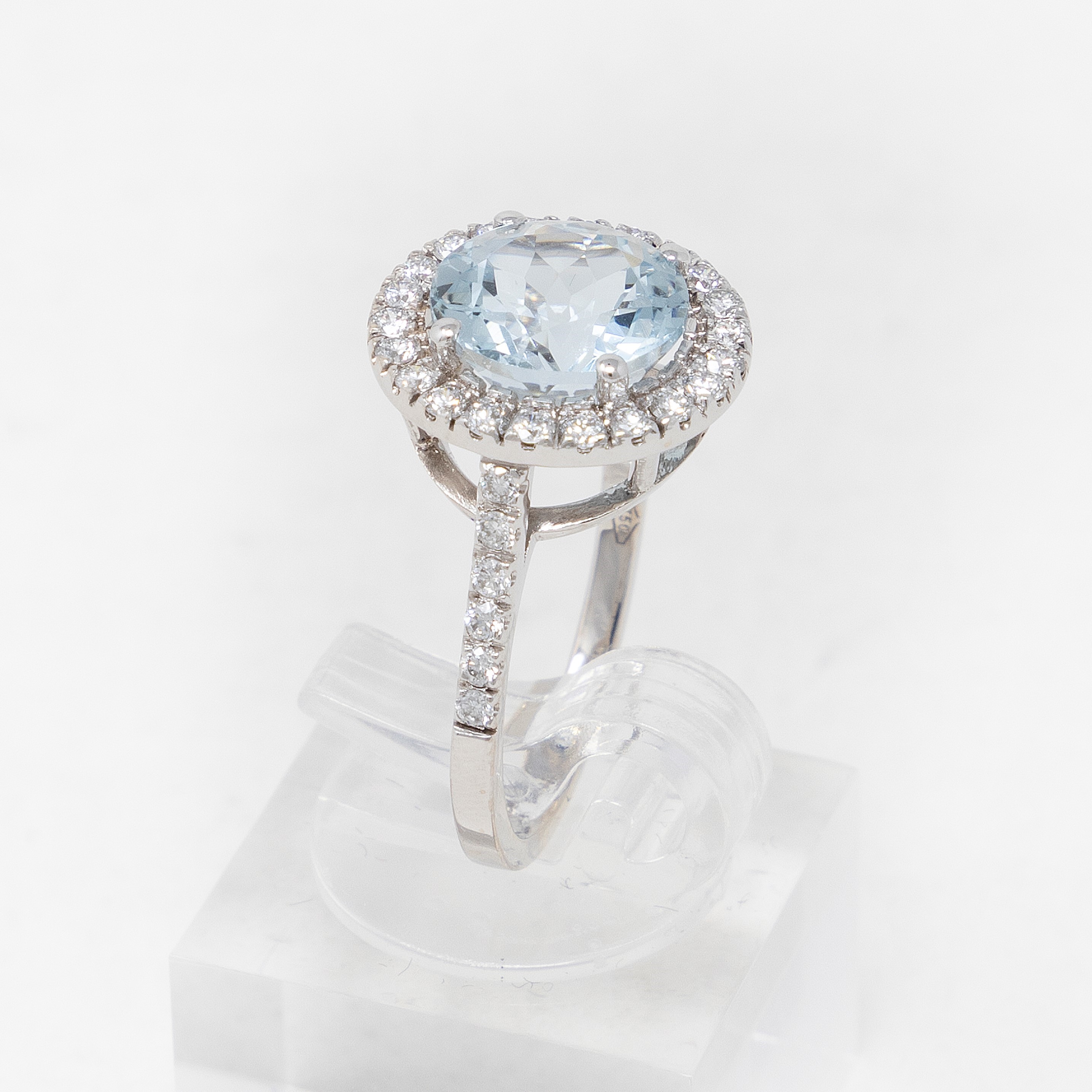 Anello in Oro Bianco con Acquamarina e Diamanti