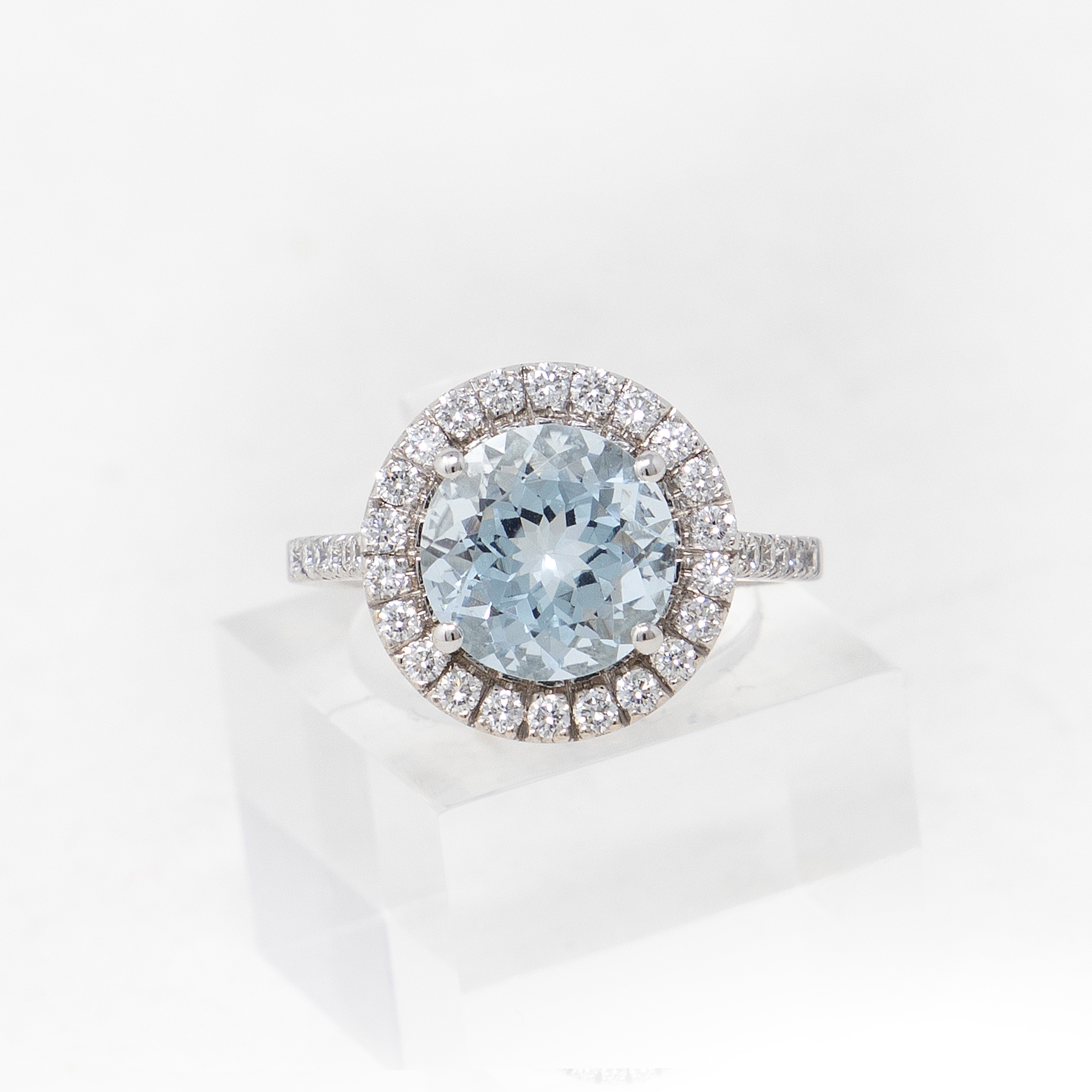 Anello in Oro Bianco con Acquamarina e Diamanti
