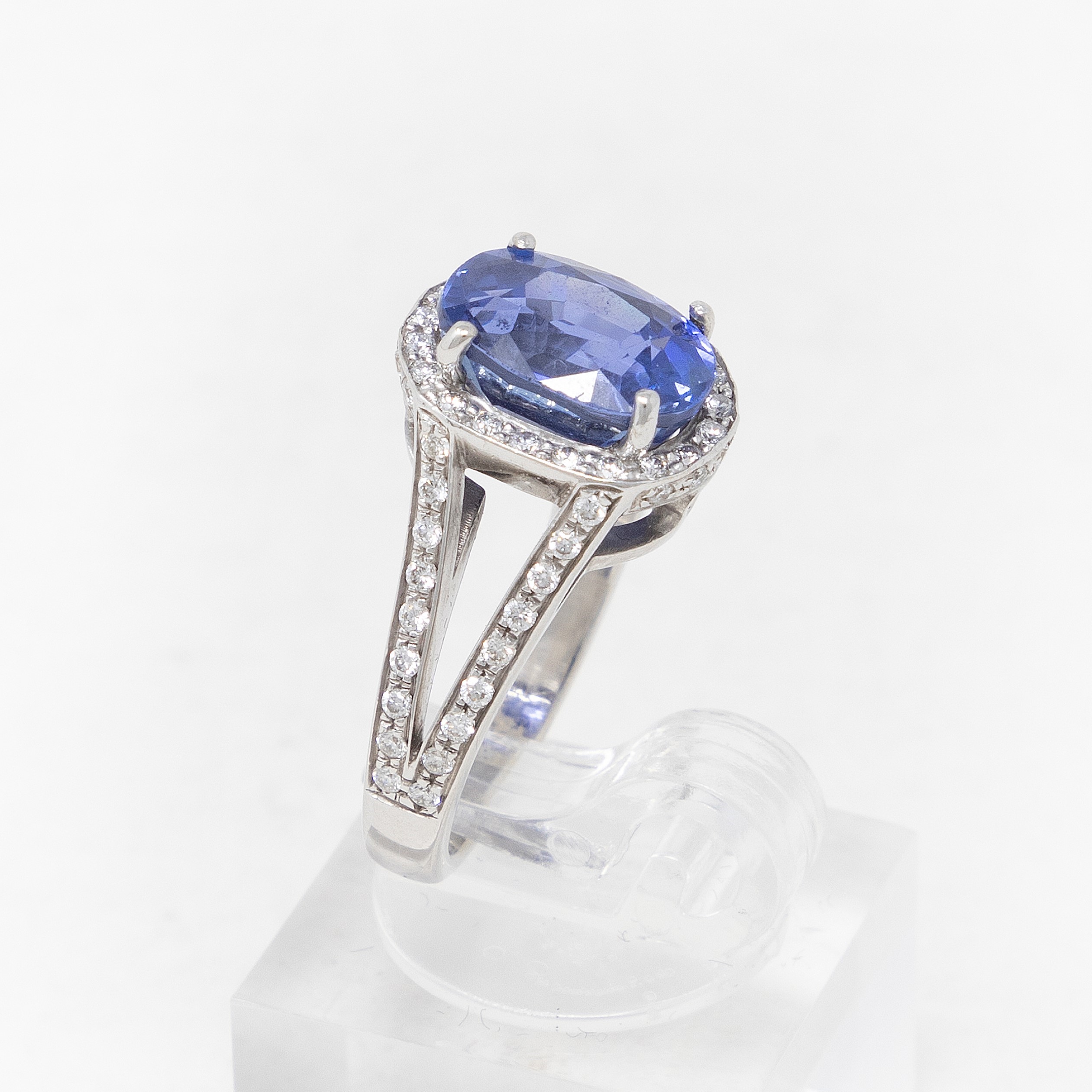 Anello in Oro Bianco con Zaffiro e Diamanti