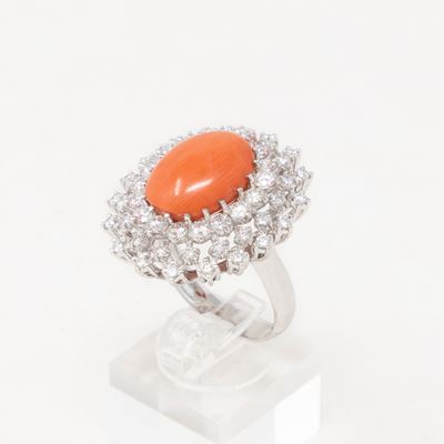 Anello in Oro Bianco con Corallo e Diamanti
