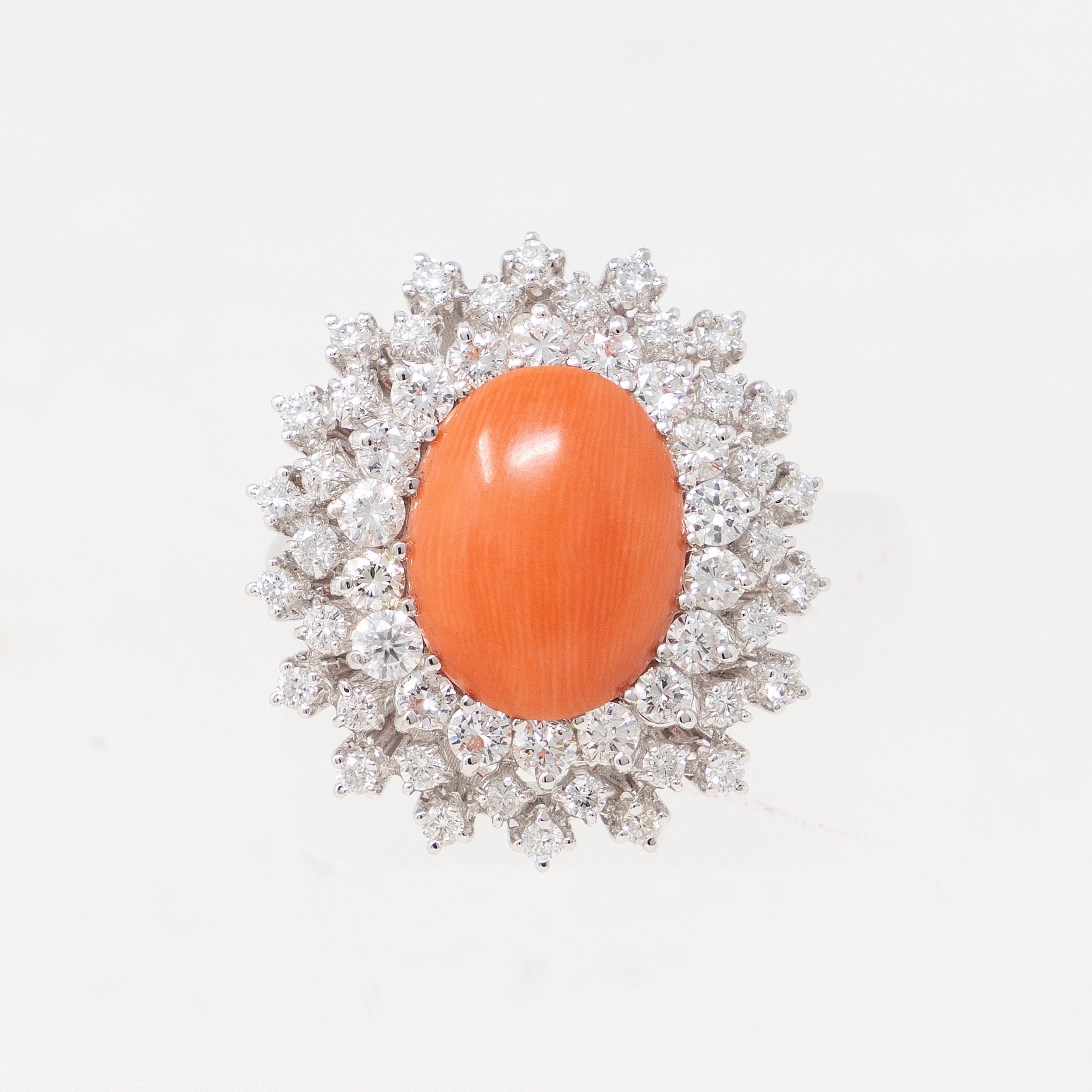Anello in Oro Bianco con Corallo e Diamanti