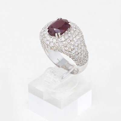Anello a Fascia in Oro Bianco con Rubino e Diamanti