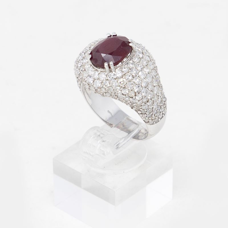 Anello a Fascia in Oro Bianco con Rubino e Diamanti
