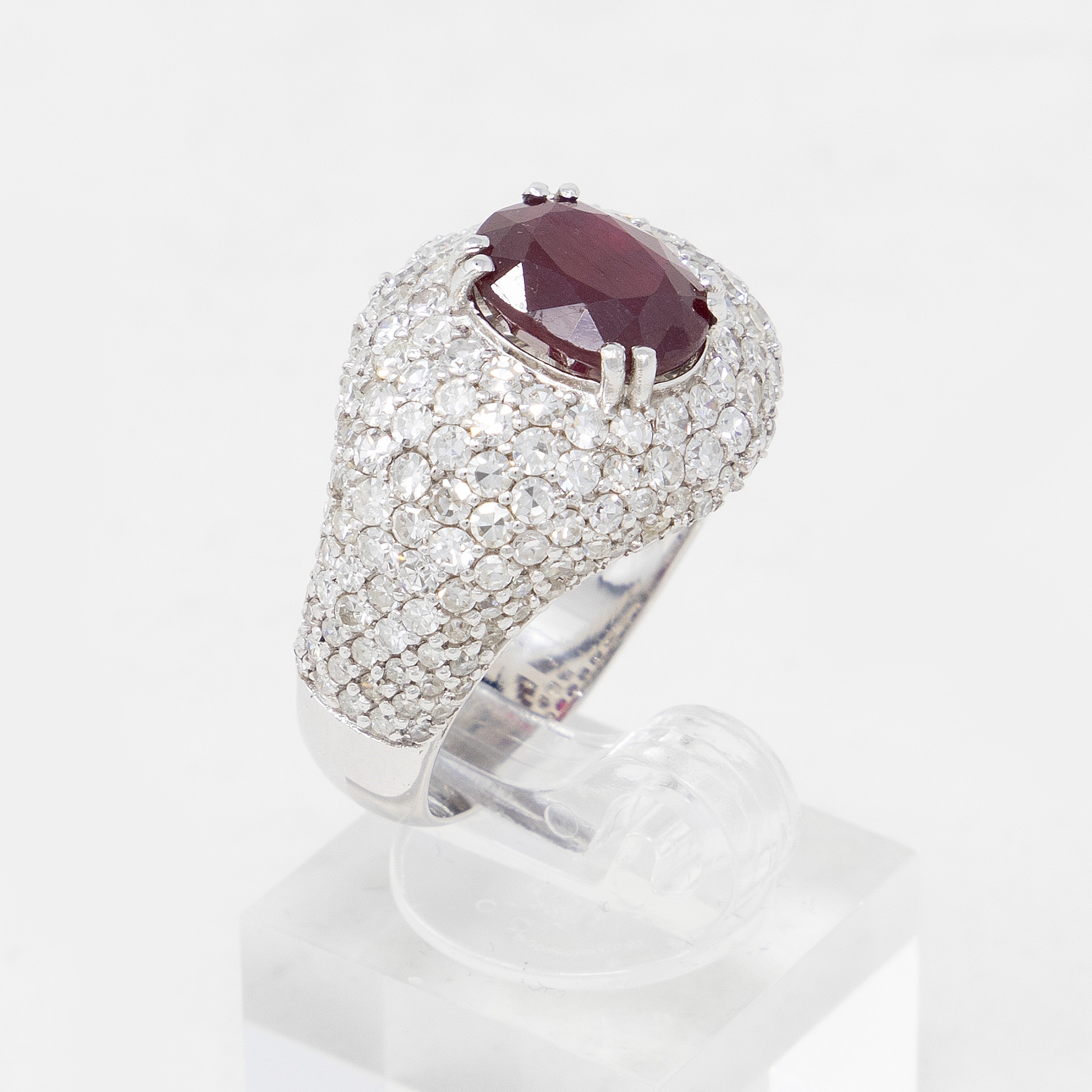 Anello a Fascia in Oro Bianco con Rubino e Diamanti