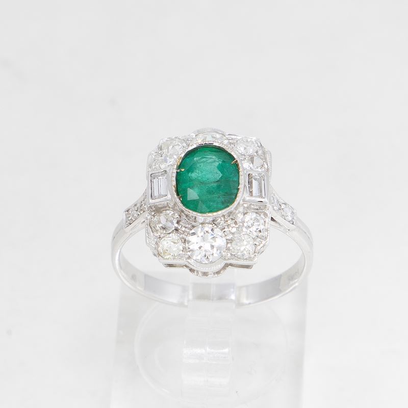 Anello Rettangolare in Oro Bianco con Smeraldo e Diamanti