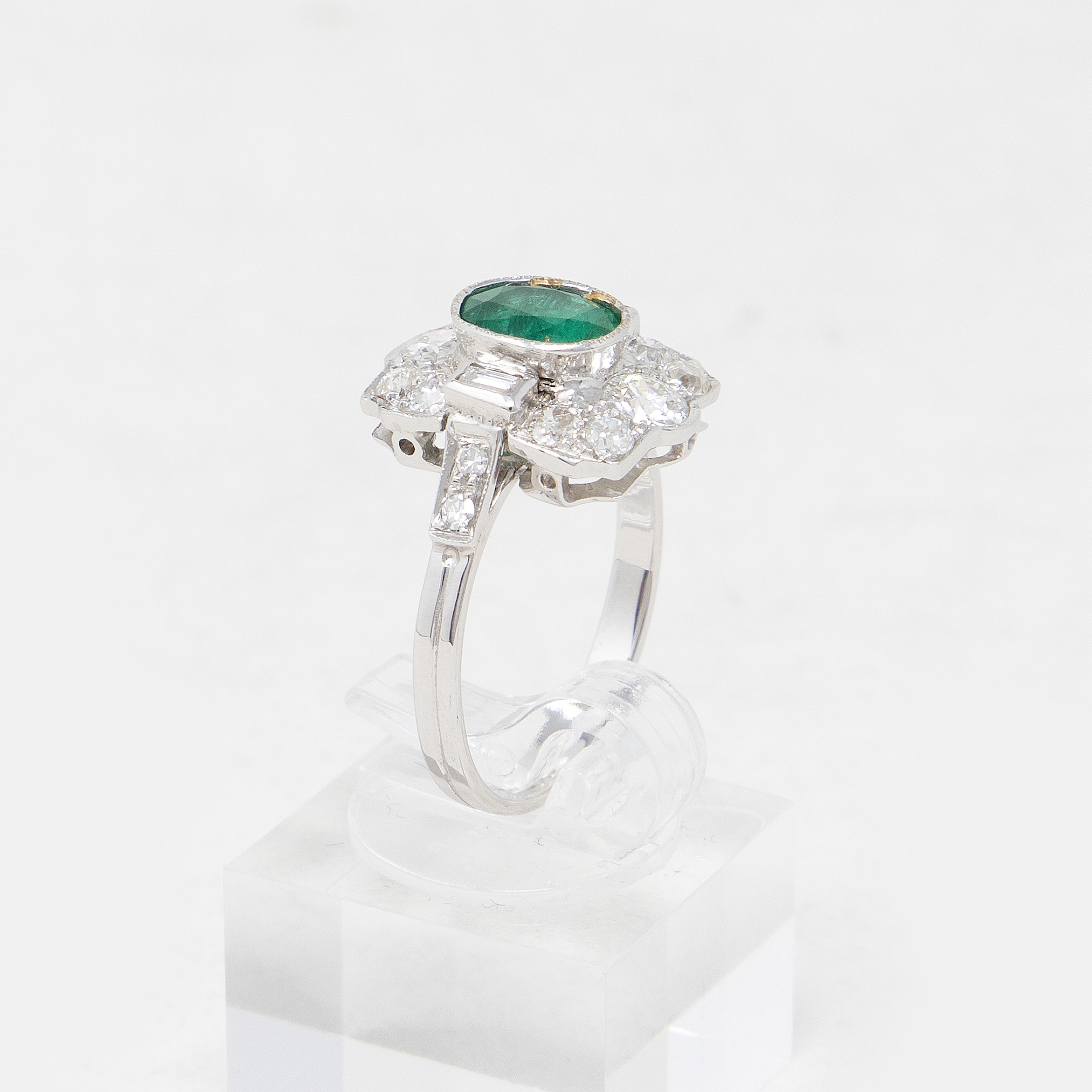Anello Rettangolare in Oro Bianco con Smeraldo e Diamanti