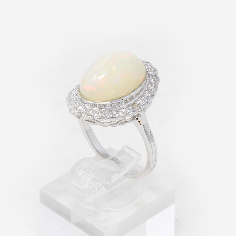 Anello in Oro Bianco con Opale e Brillanti