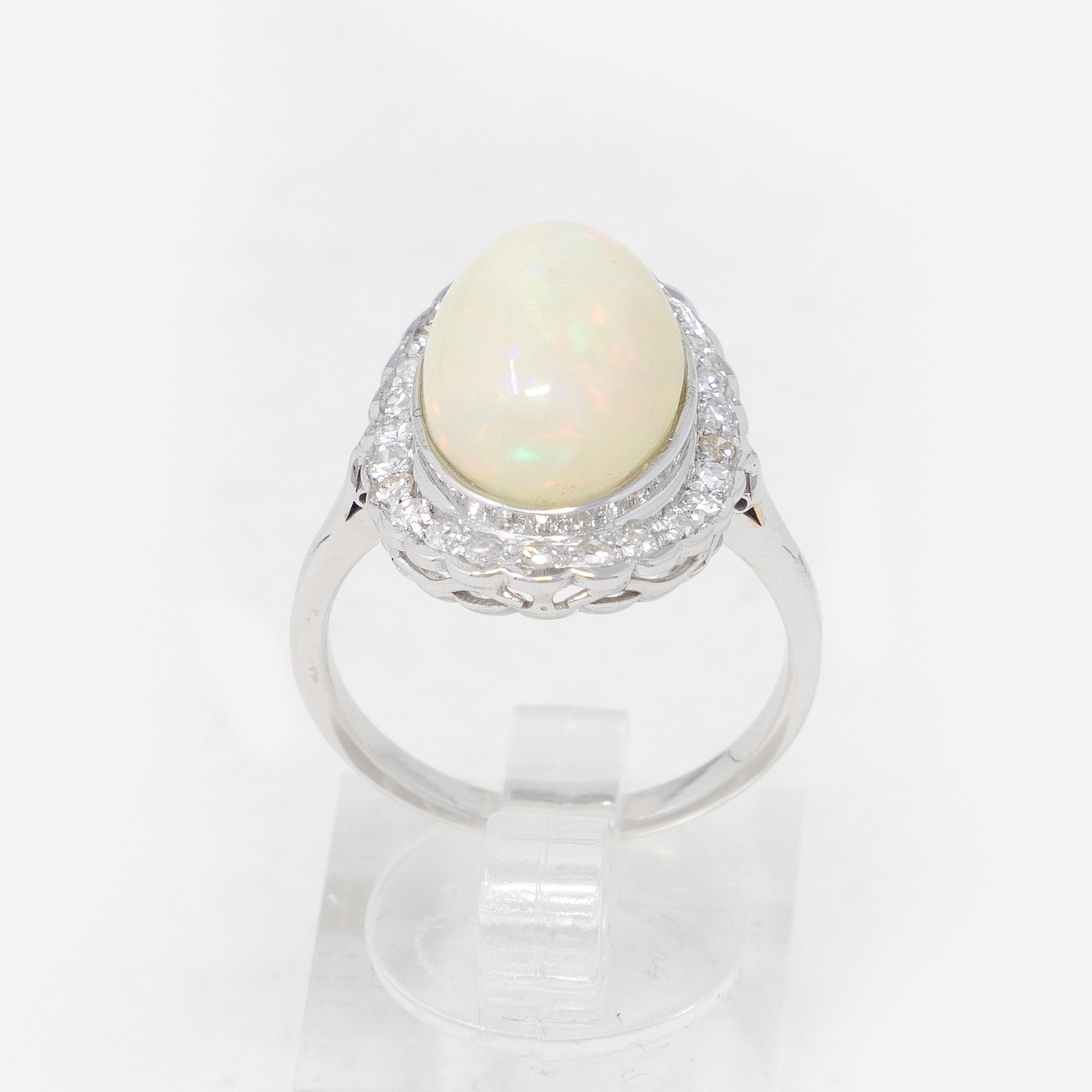 Anello in Oro Bianco con Opale e Brillanti