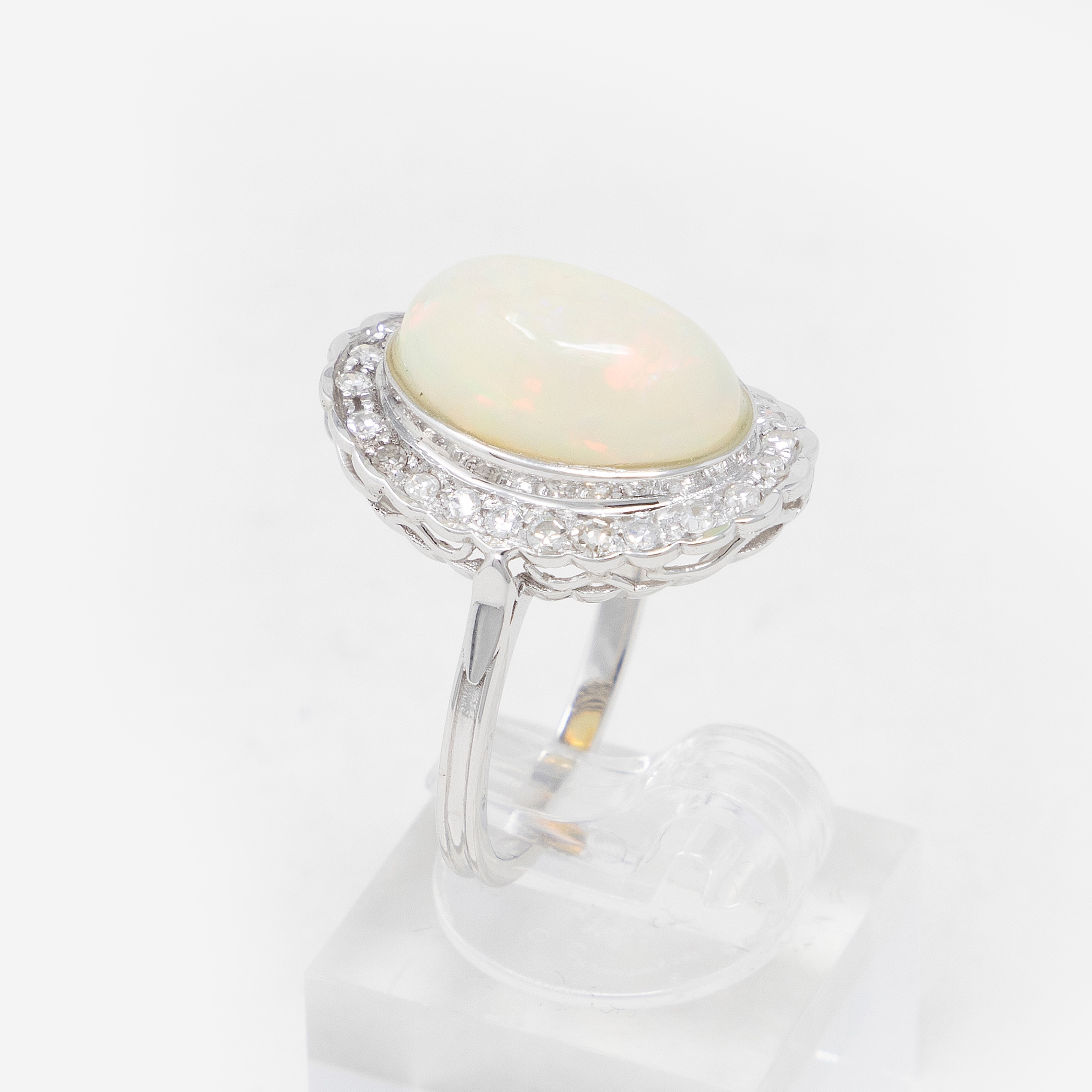 Anello in Oro Bianco con Opale e Brillanti