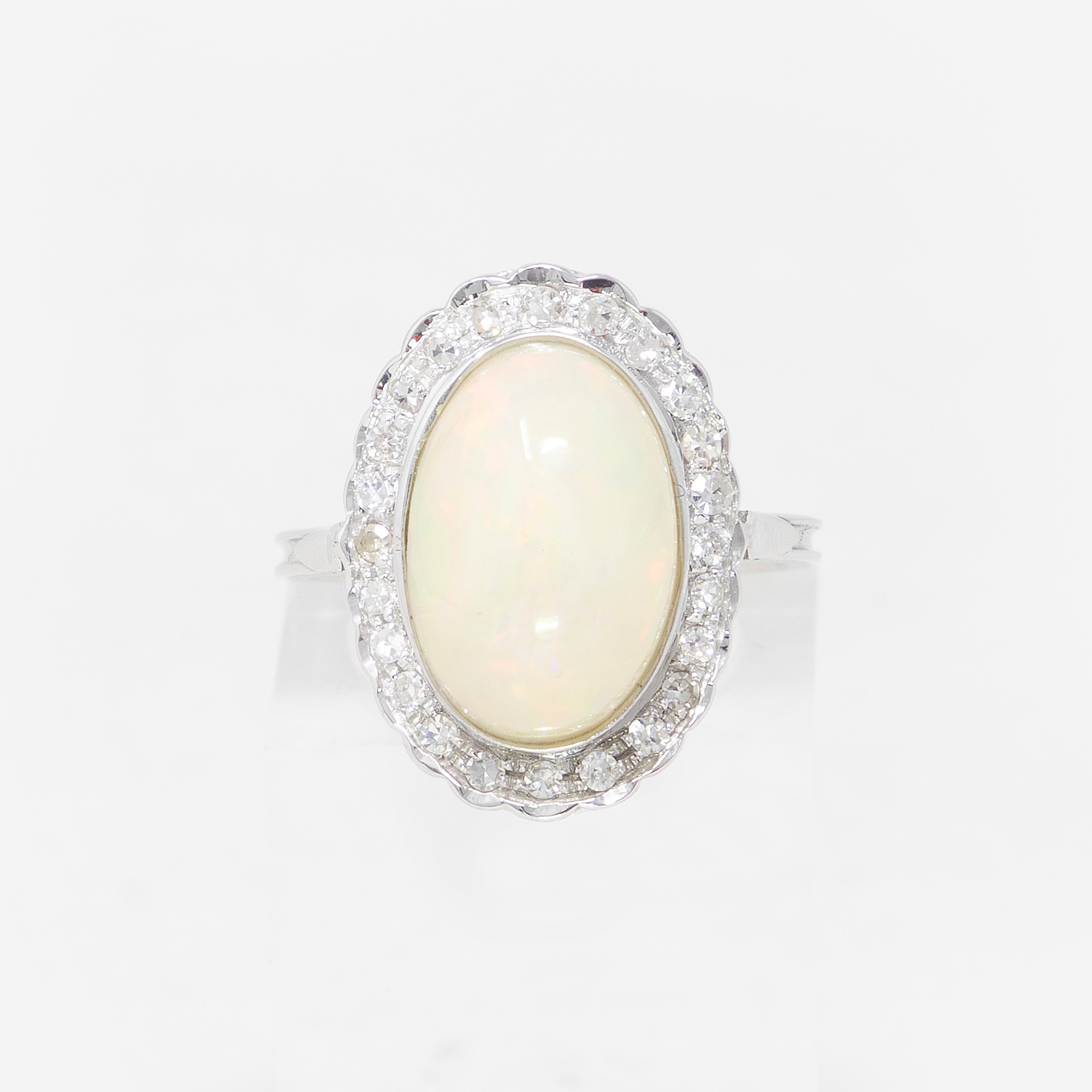 Anello in Oro Bianco con Opale e Brillanti