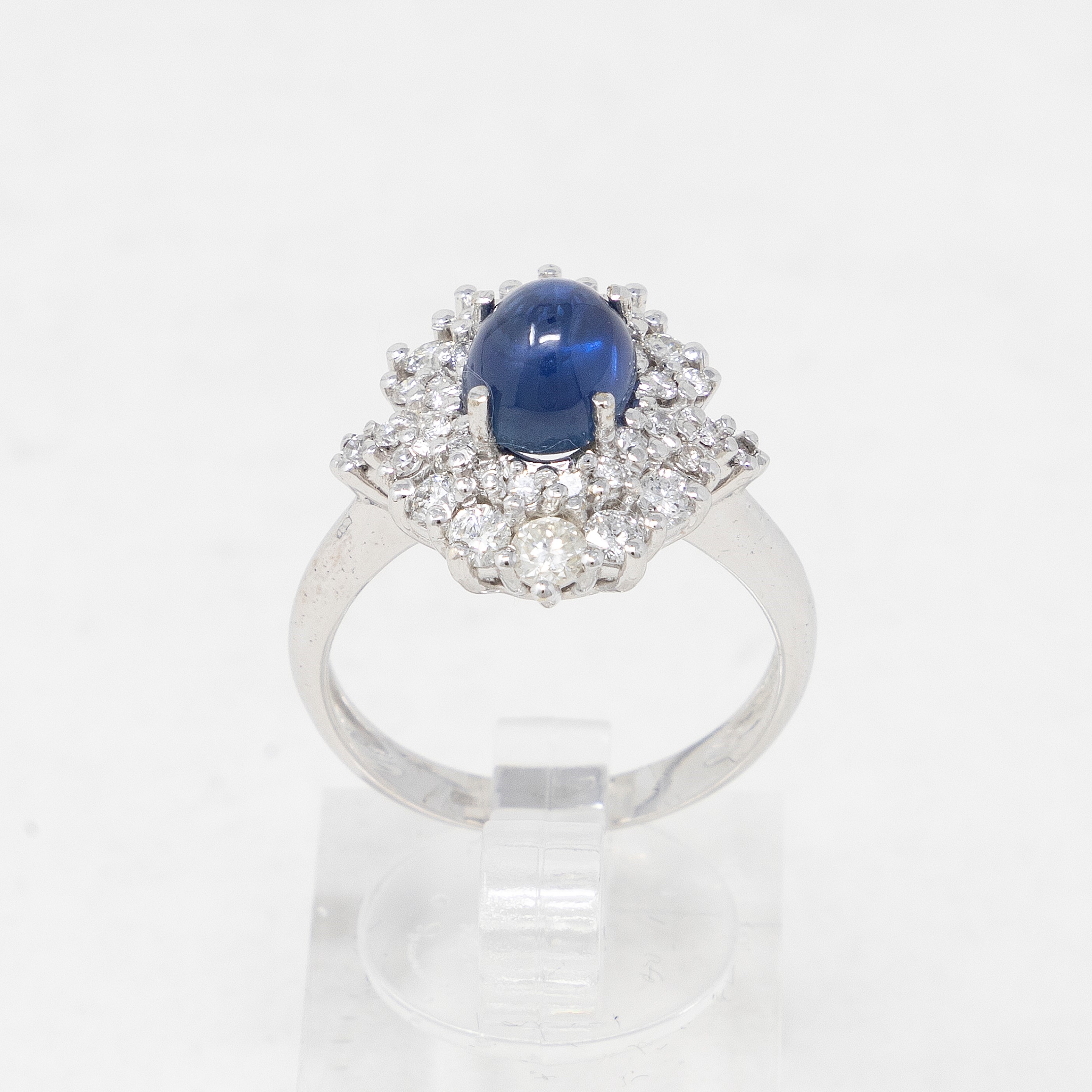 Anello in Oro Bianco con Zaffiro e Diamanti
