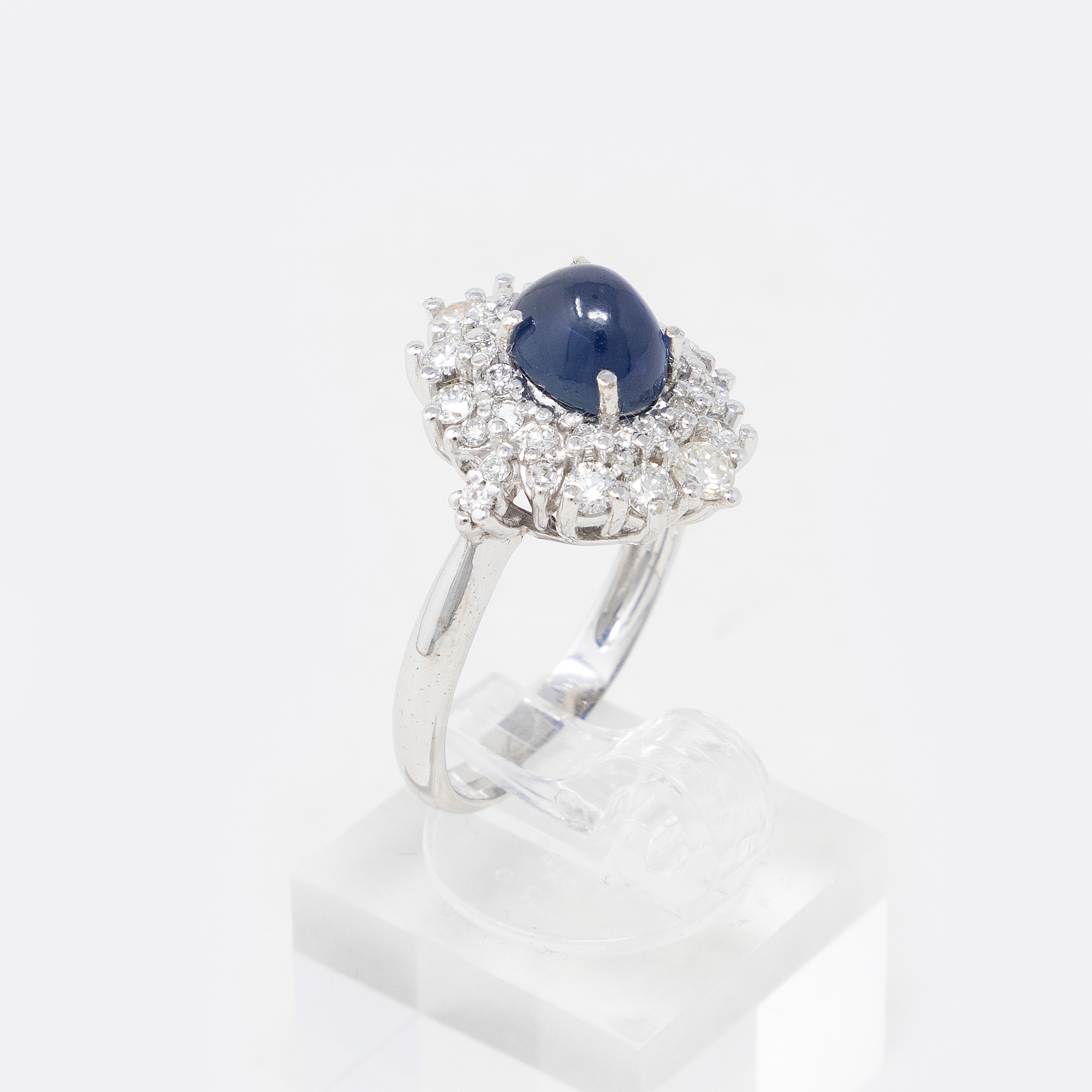 Anello in Oro Bianco con Zaffiro e Diamanti