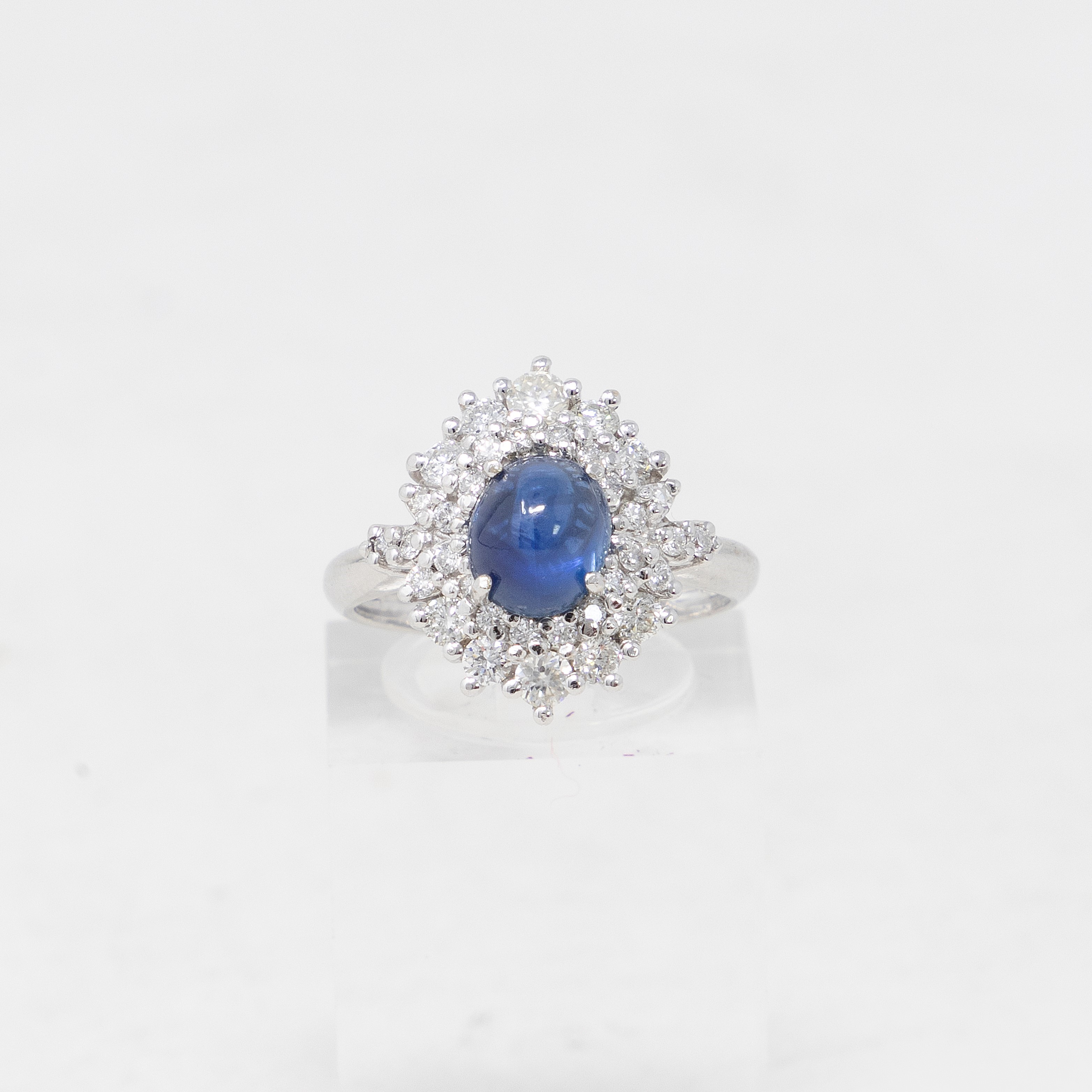 Anello in Oro Bianco con Zaffiro e Diamanti