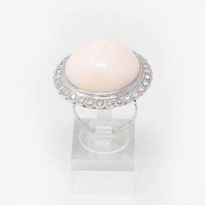 Anello Circolare in Oro Bianco con Corallo e Diamanti