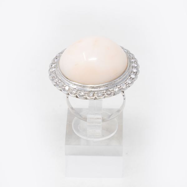 Anello circolare in oro bianco con corallo e diamanti