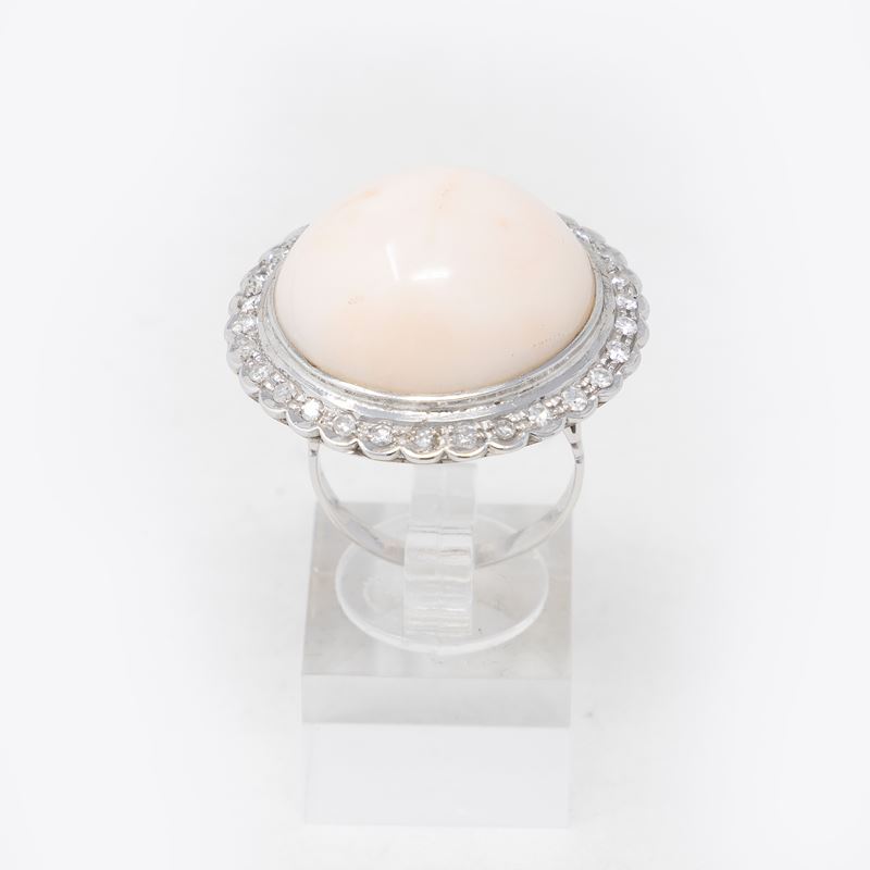 Anello Circolare in Oro Bianco con Corallo e Diamanti