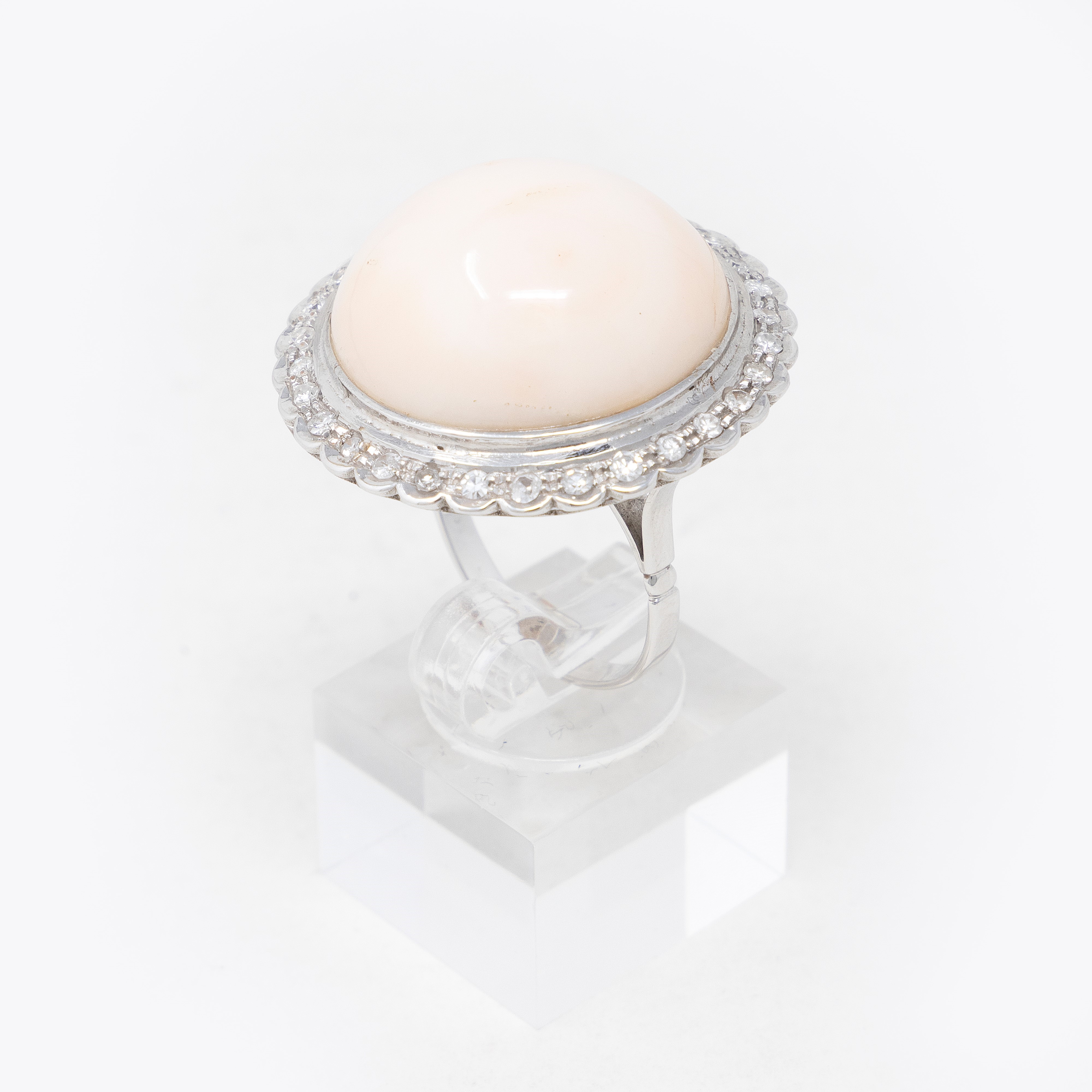 Anello Circolare in Oro Bianco con Corallo e Diamanti
