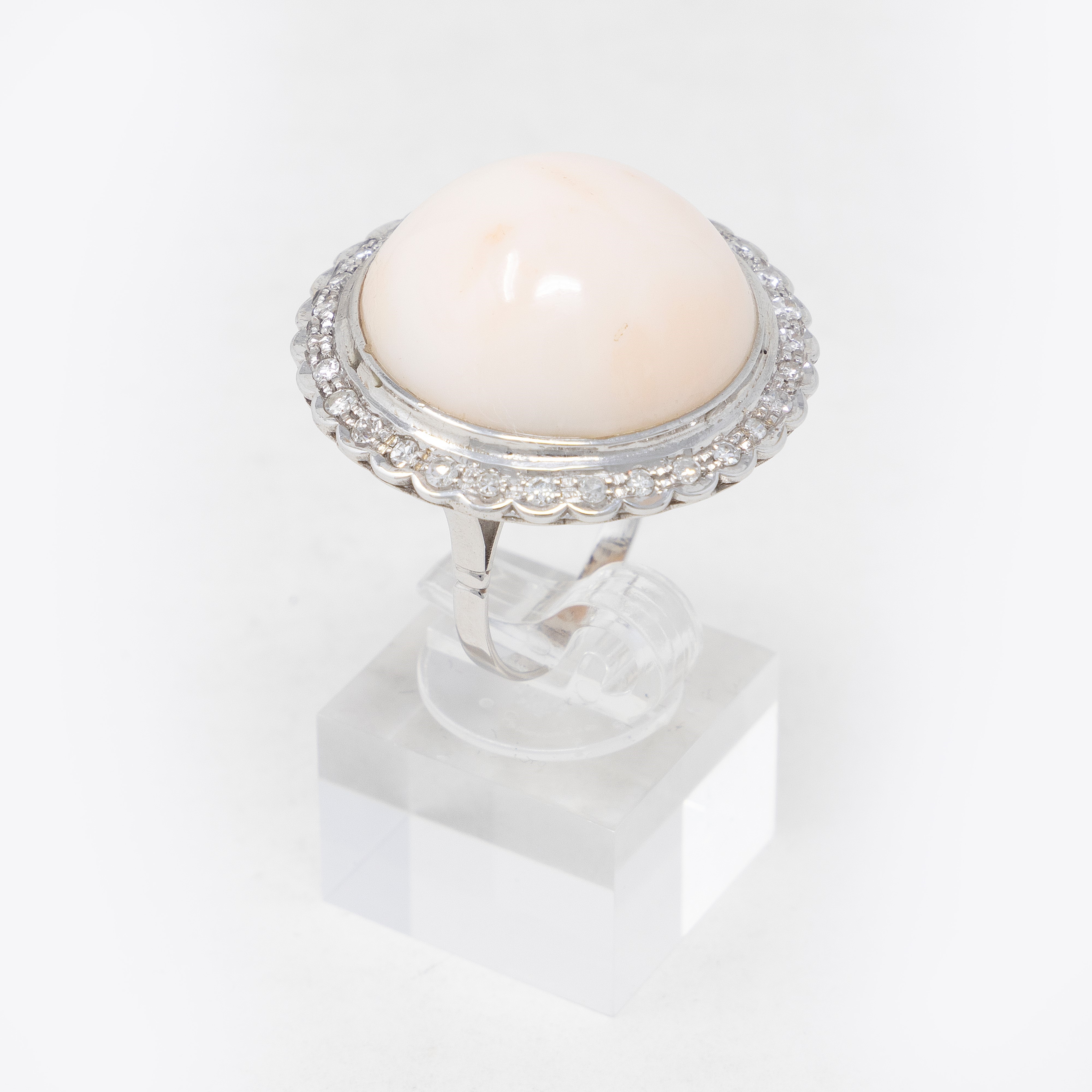 Anello Circolare in Oro Bianco con Corallo e Diamanti