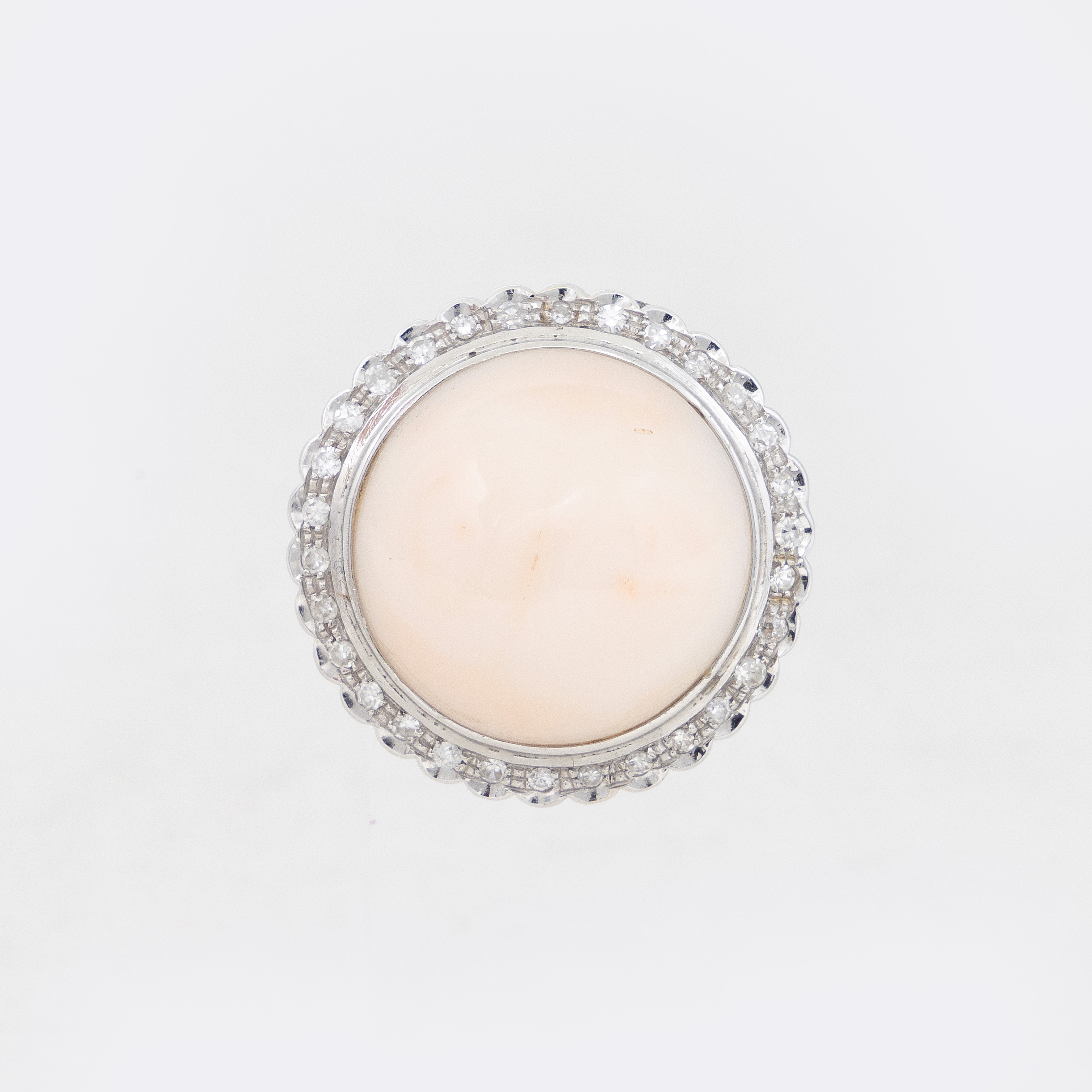 Anello Circolare in Oro Bianco con Corallo e Diamanti