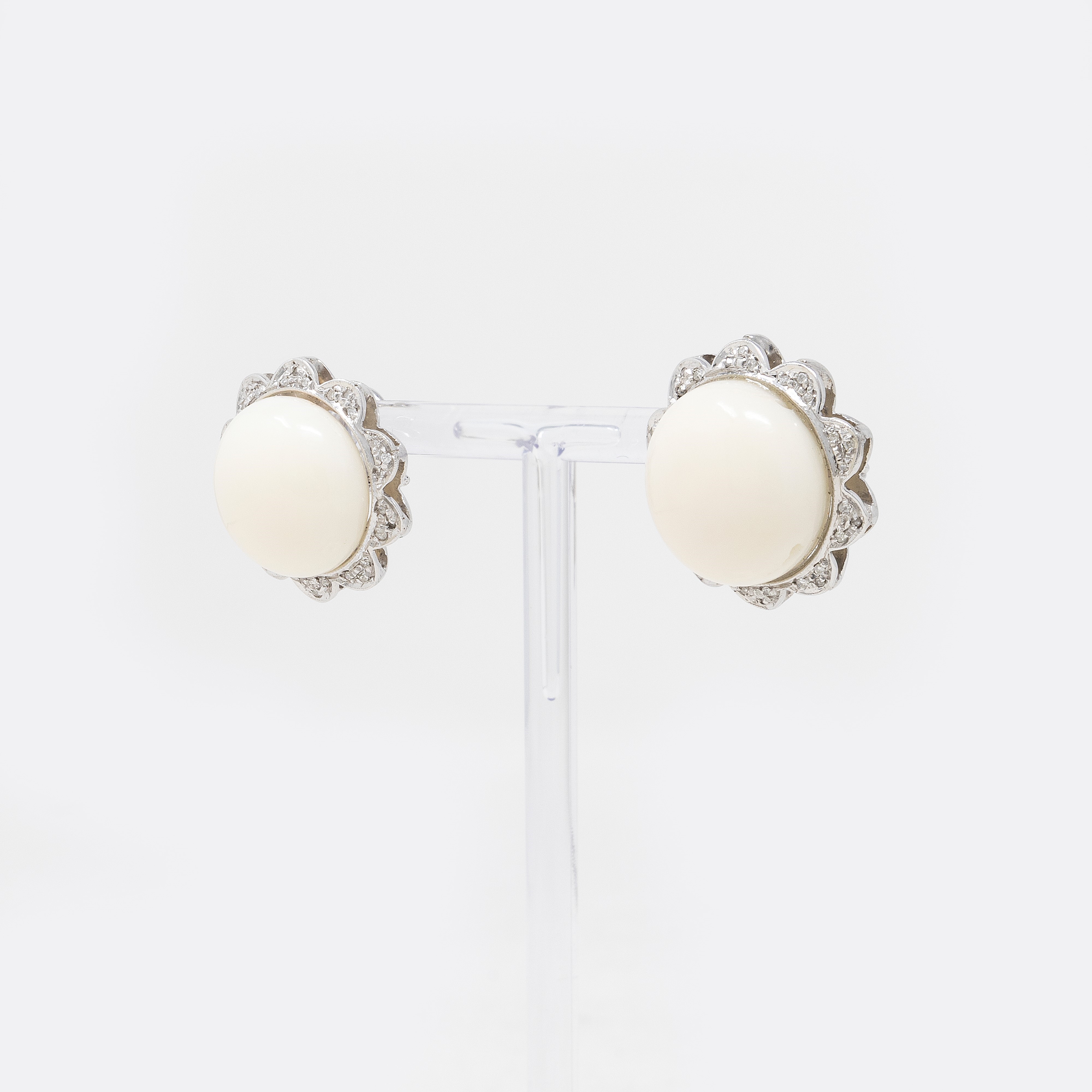 Orecchini in Oro Bianco con Corallo Bianco e Brillanti