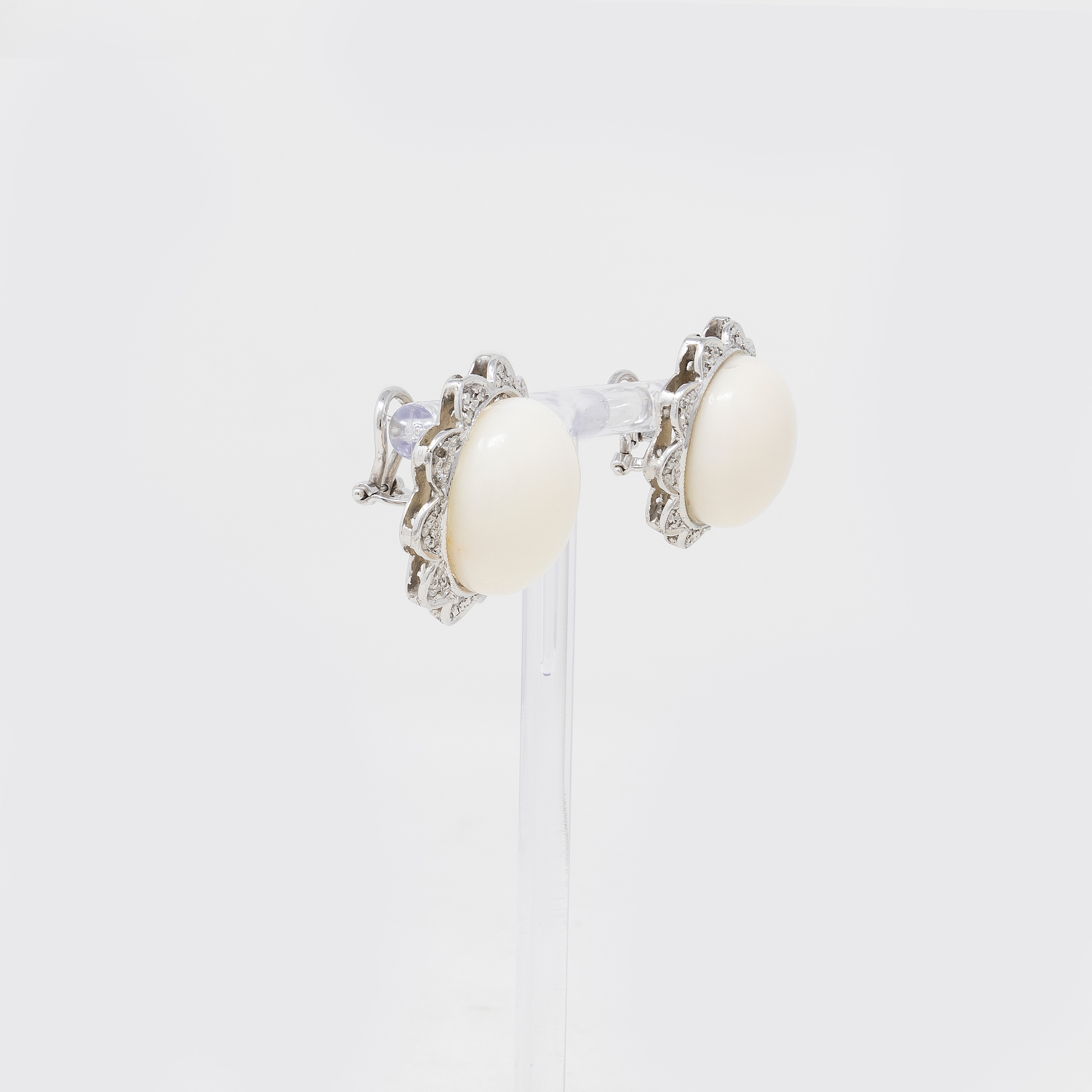 Orecchini in Oro Bianco con Corallo Bianco e Brillanti