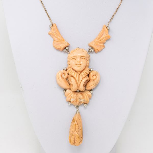 Collana in oro giallo con corallo