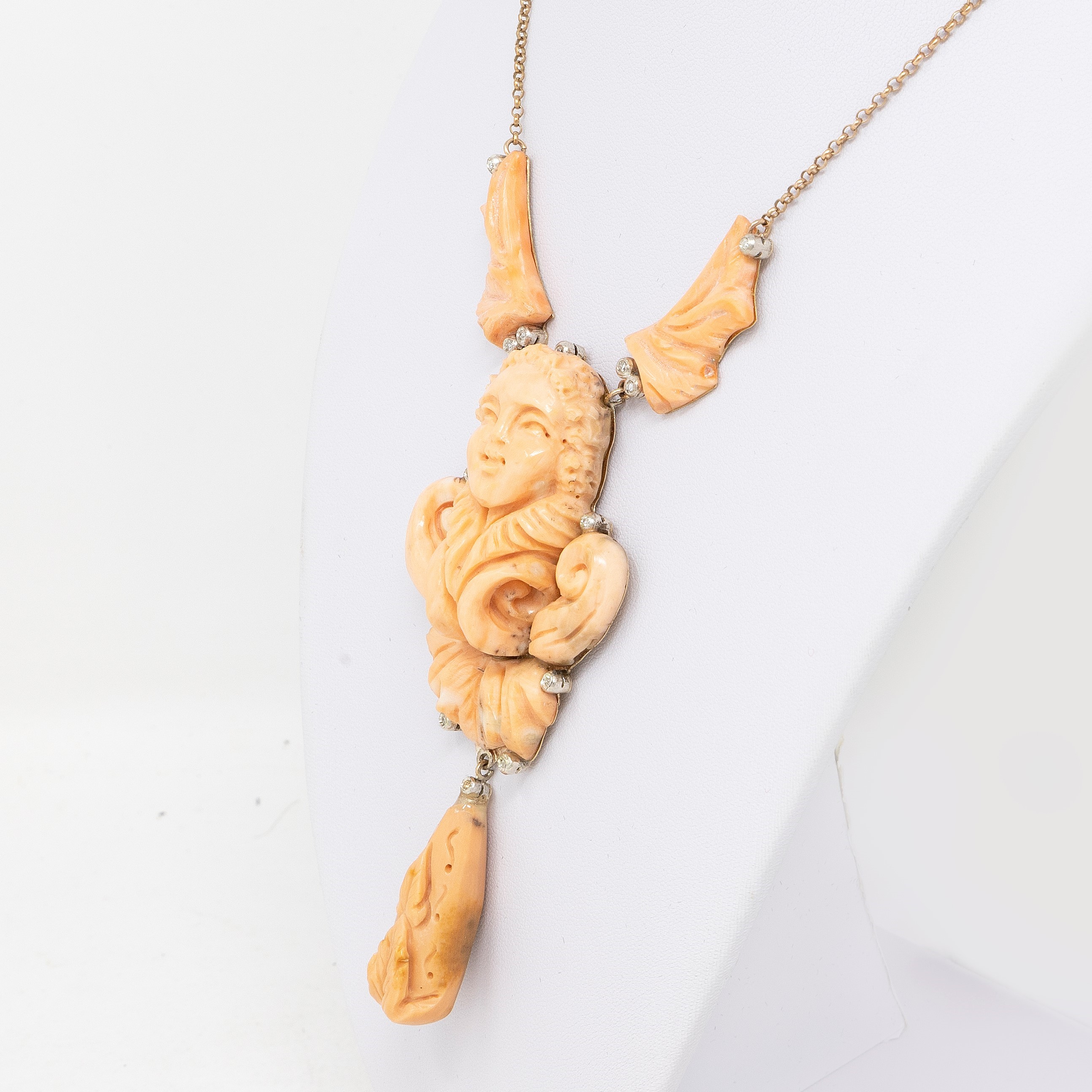 Collana in Oro Giallo con Corallo