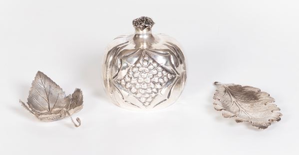 Brandimarte tre oggetti in argento sbalzato e cesellato  - Auction PARADE IV - L'Arte della Tavola - Casa d'aste Farsettiarte