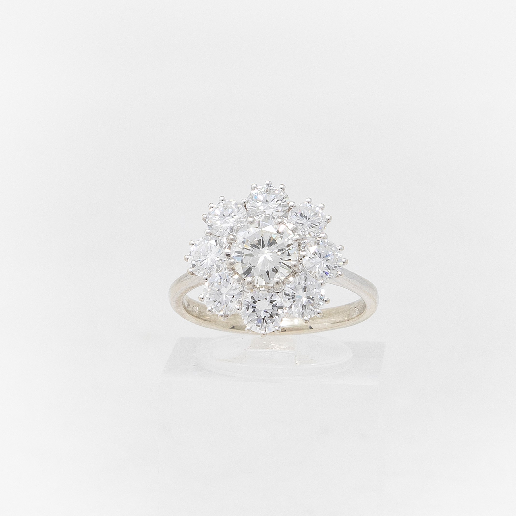 Anello a Margherita in Oro Bianco con Diamanti