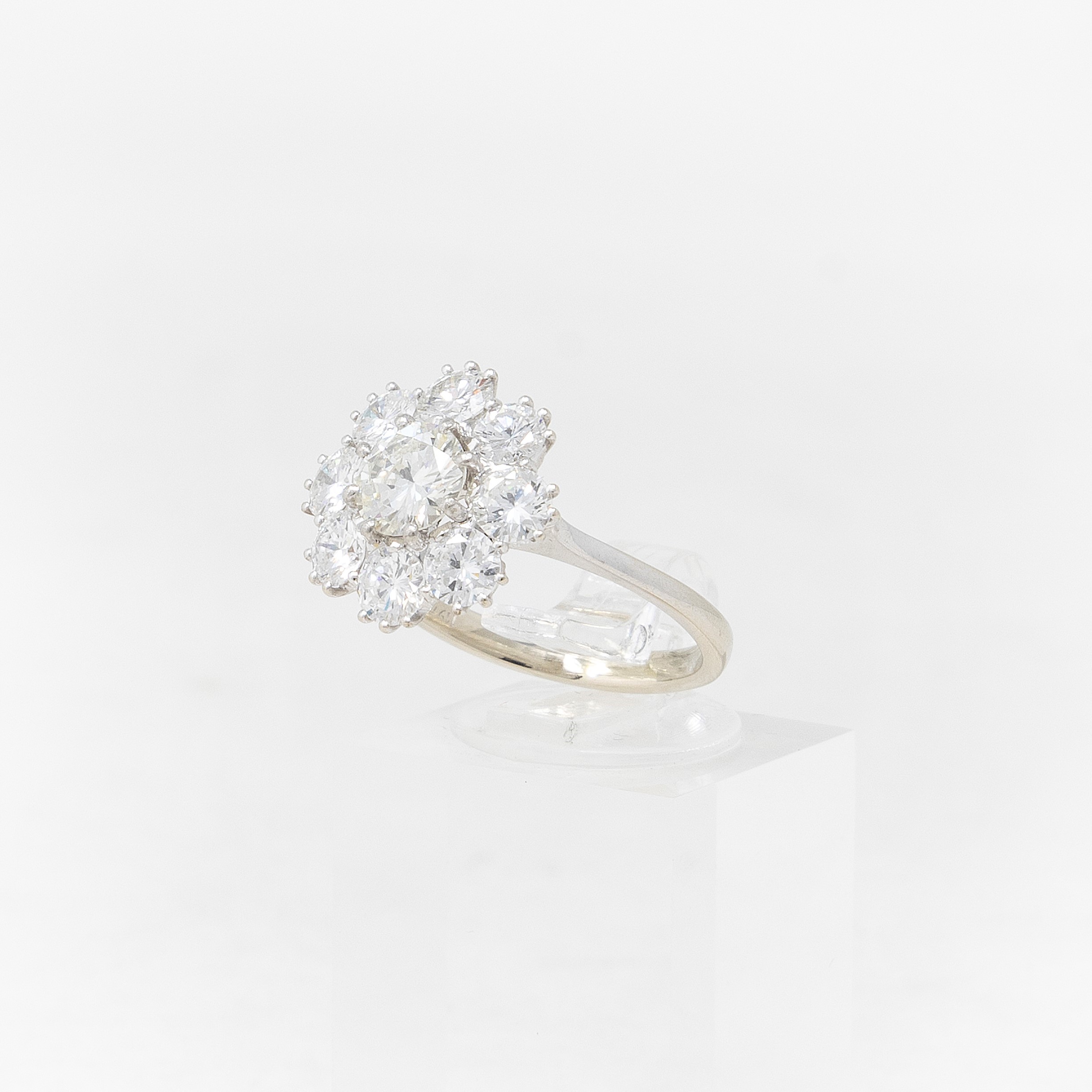 Anello a Margherita in Oro Bianco con Diamanti