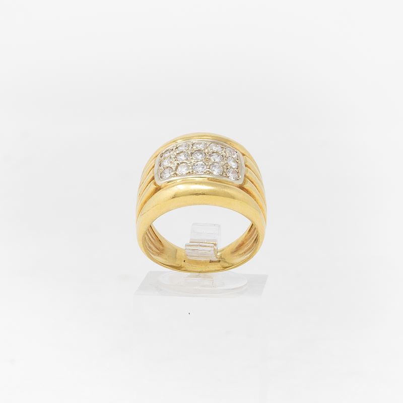 Anello a Fascia Baccellata in Oro Giallo con Piccoli Zaffiri Bianchi