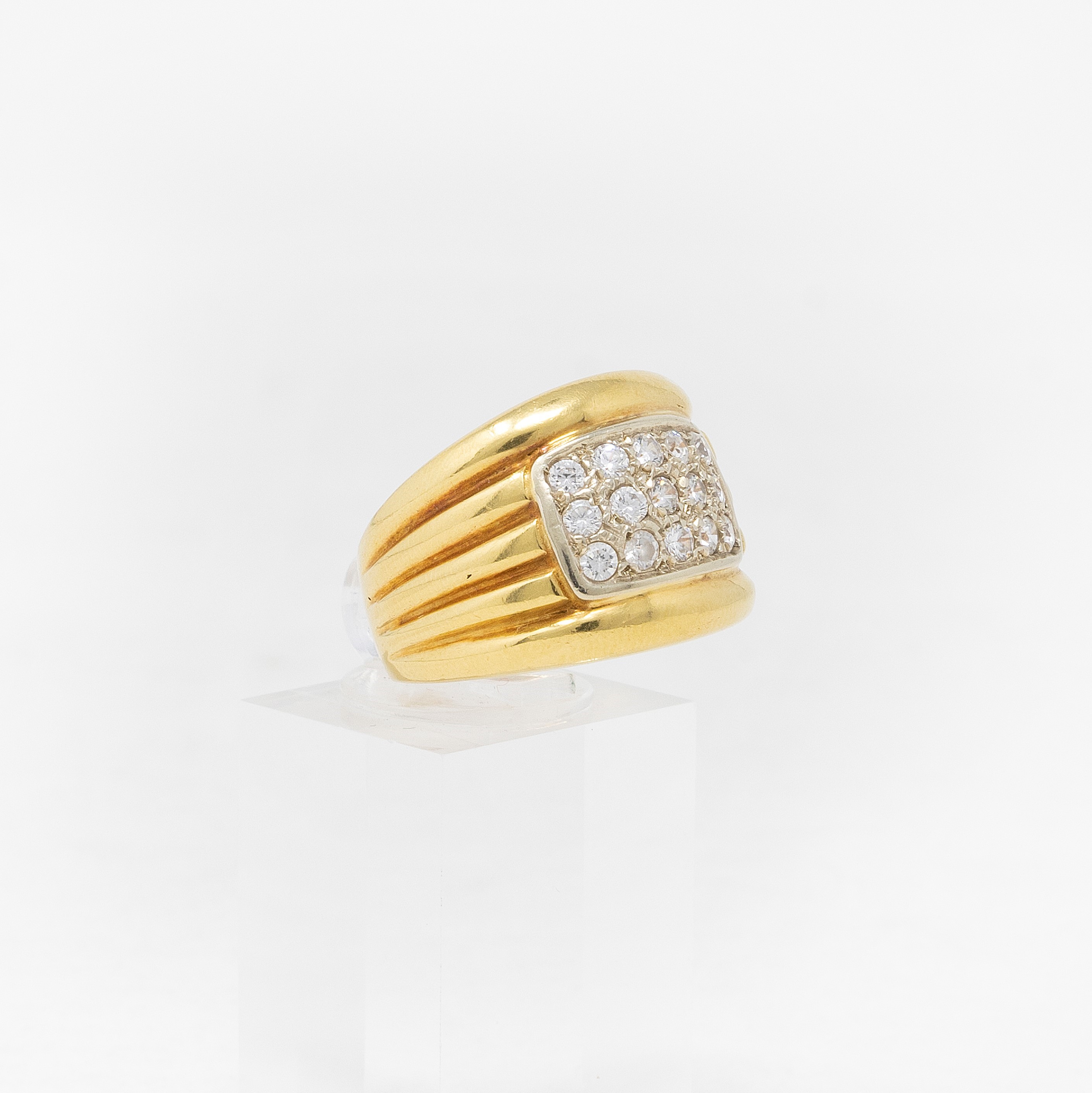 Anello a Fascia Baccellata in Oro Giallo con Piccoli Zaffiri Bianchi
