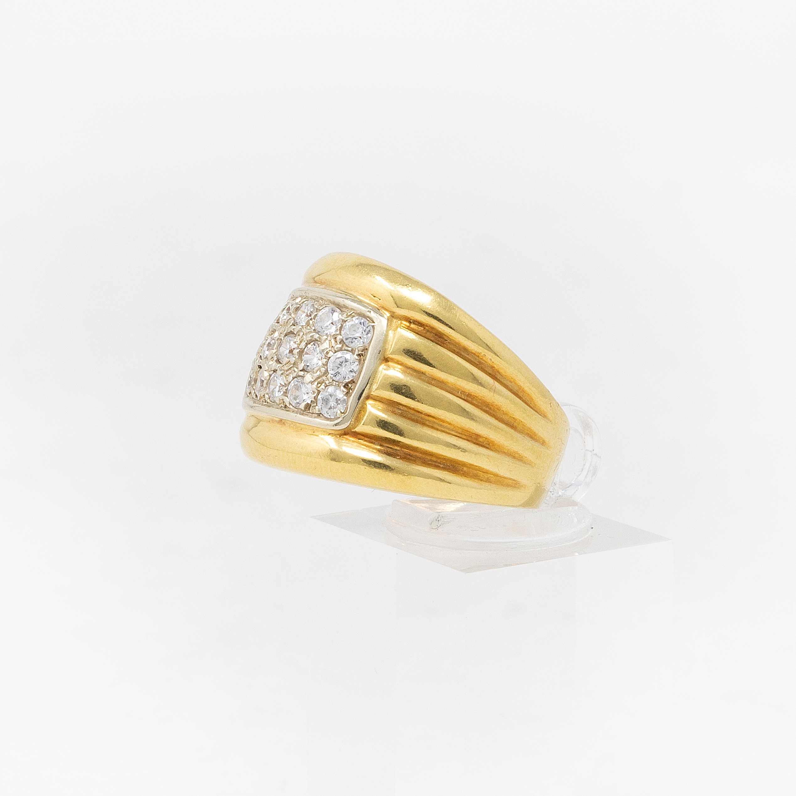 Anello a Fascia Baccellata in Oro Giallo con Piccoli Zaffiri Bianchi