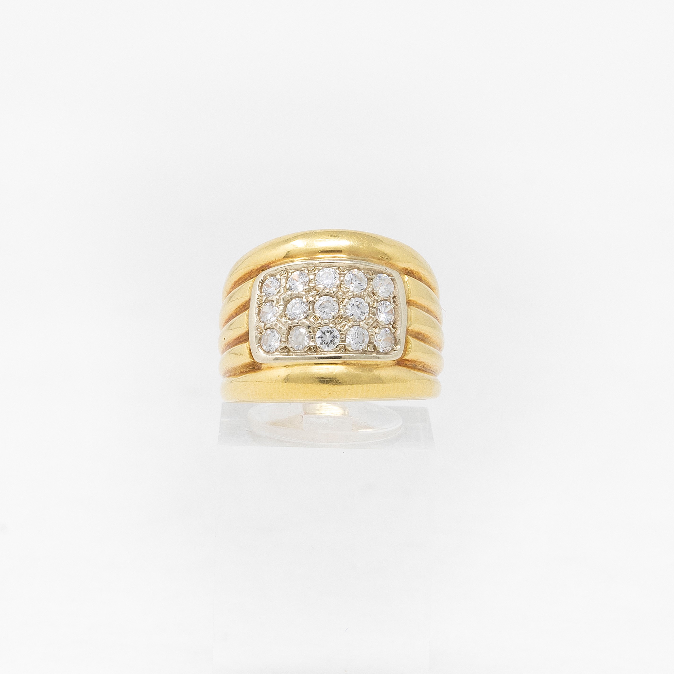 Anello a Fascia Baccellata in Oro Giallo con Piccoli Zaffiri Bianchi
