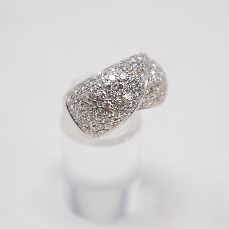 Anello in Oro Bianco a Fasce Incrociate con Diamanti