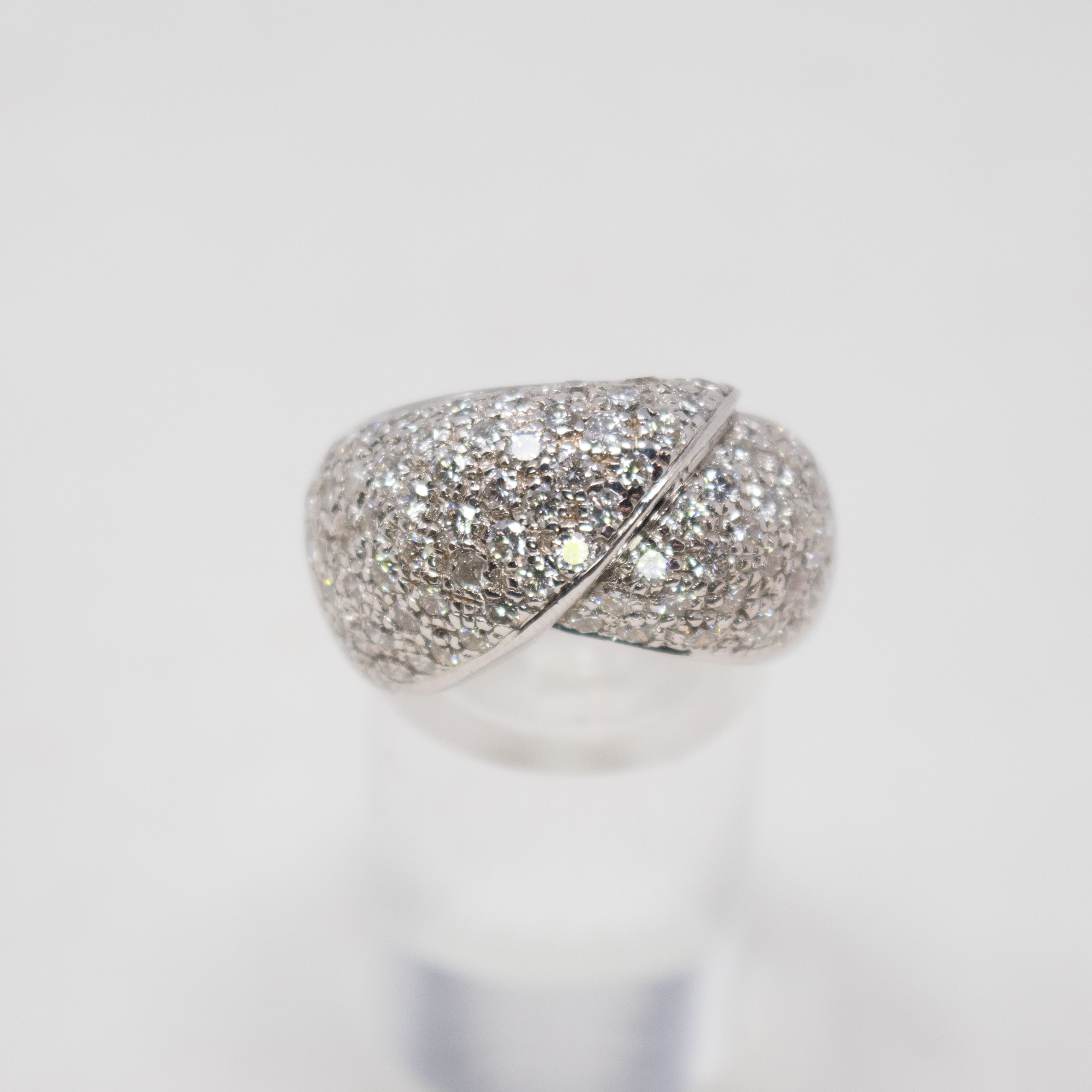 Anello in Oro Bianco a Fasce Incrociate con Diamanti
