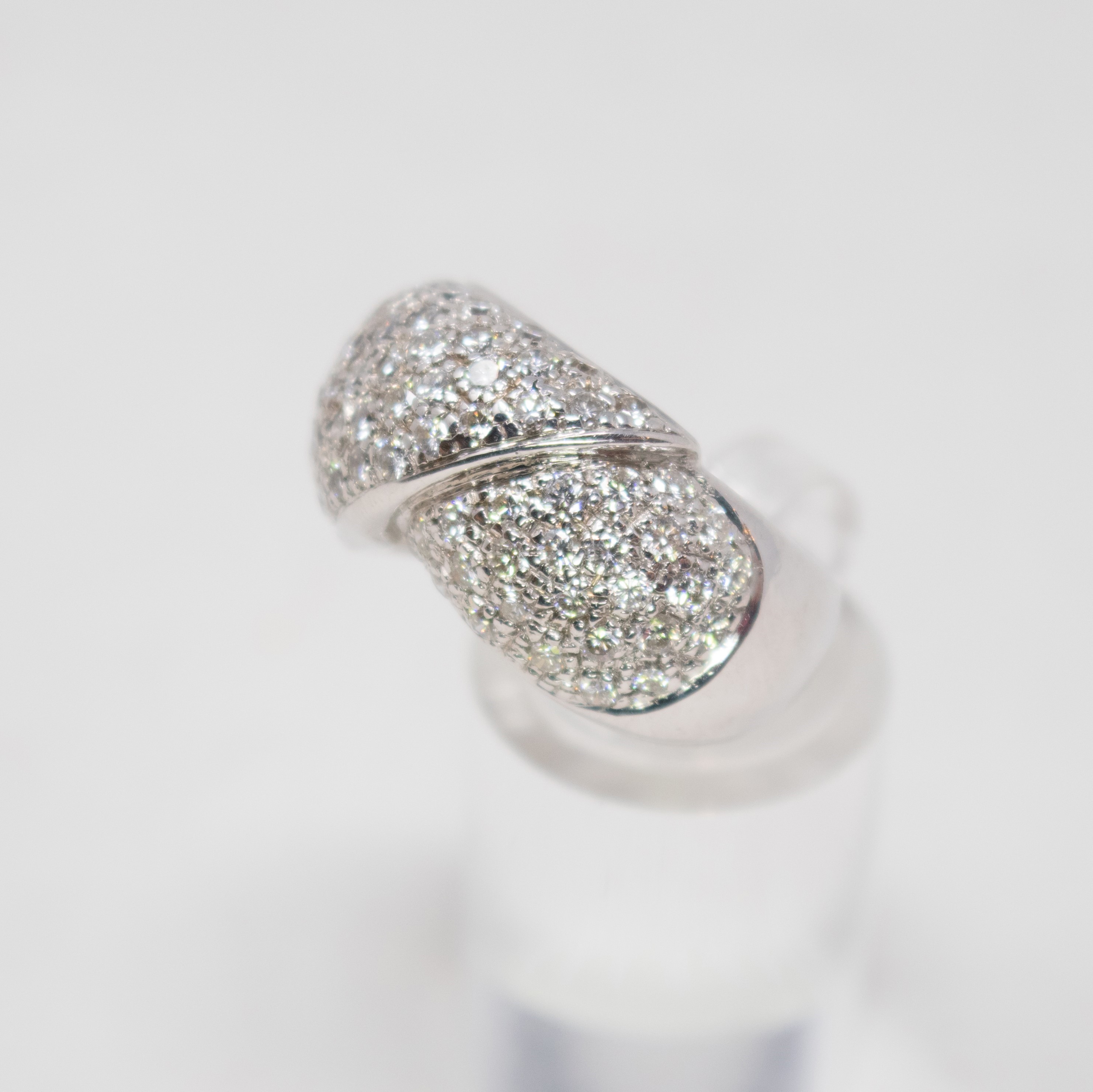 Anello in Oro Bianco a Fasce Incrociate con Diamanti