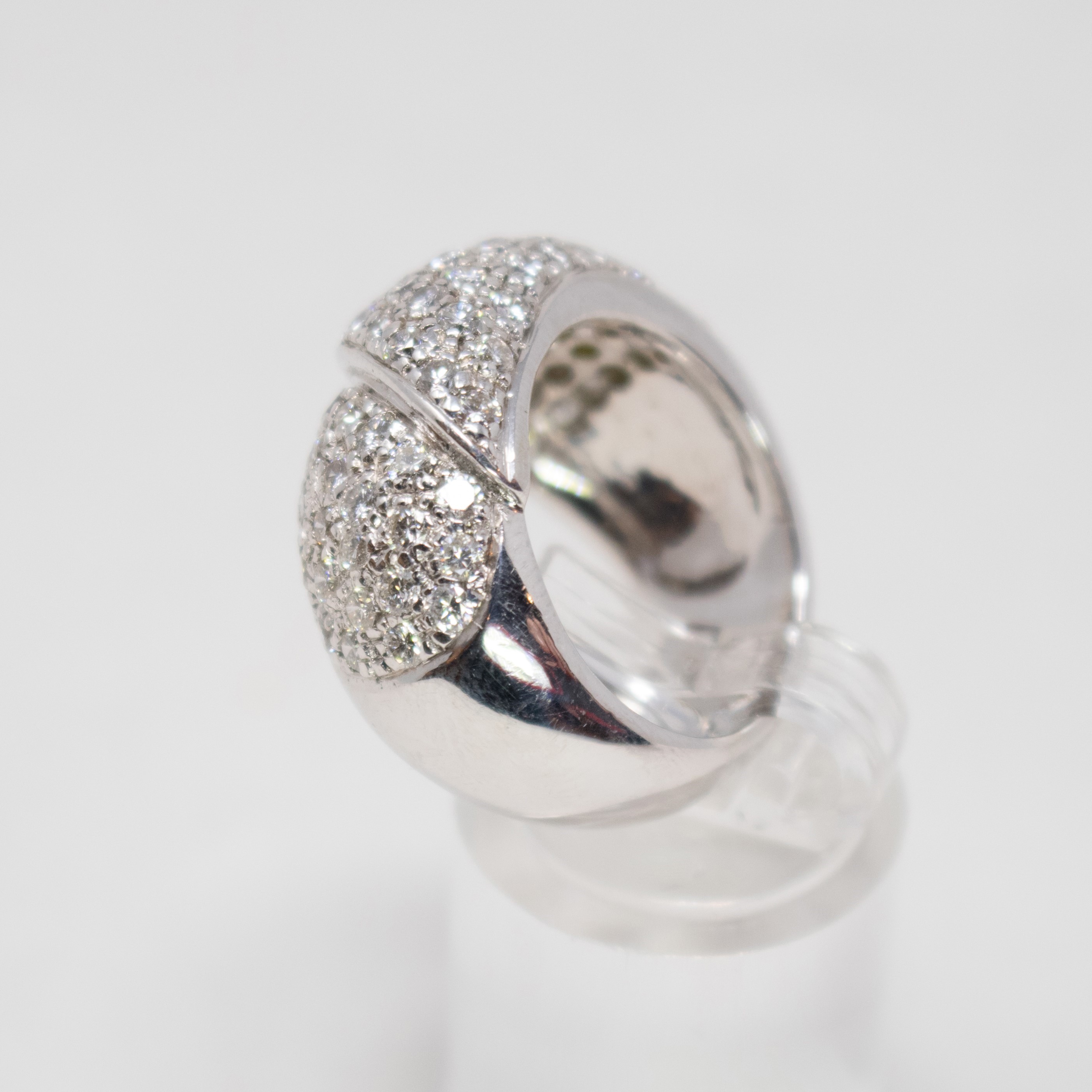Anello in Oro Bianco a Fasce Incrociate con Diamanti
