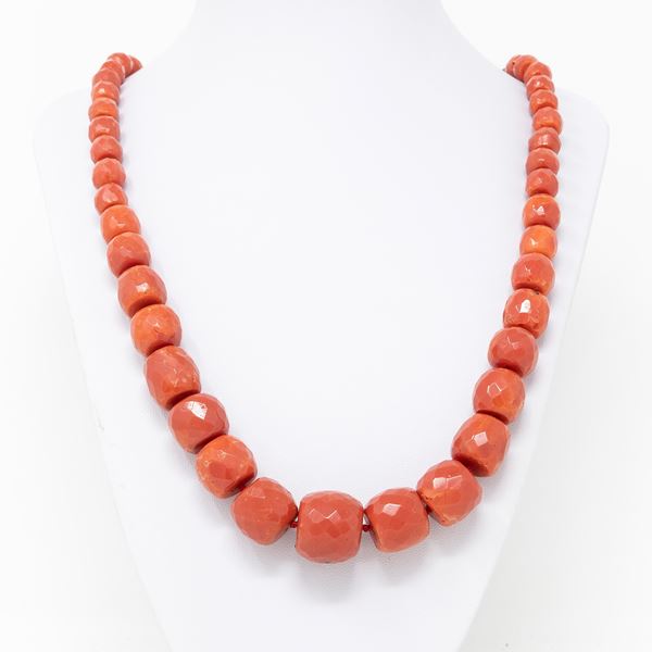 Importante collana in corallo rosso