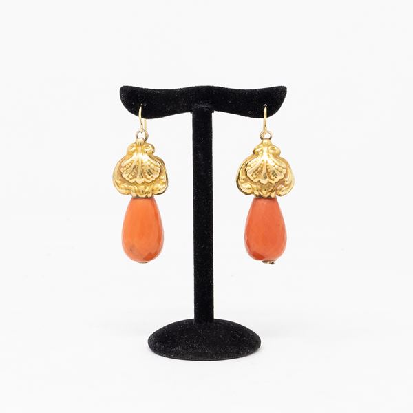 Antichi orecchini a monachella  in corallo rosso-arancio e oro giallo