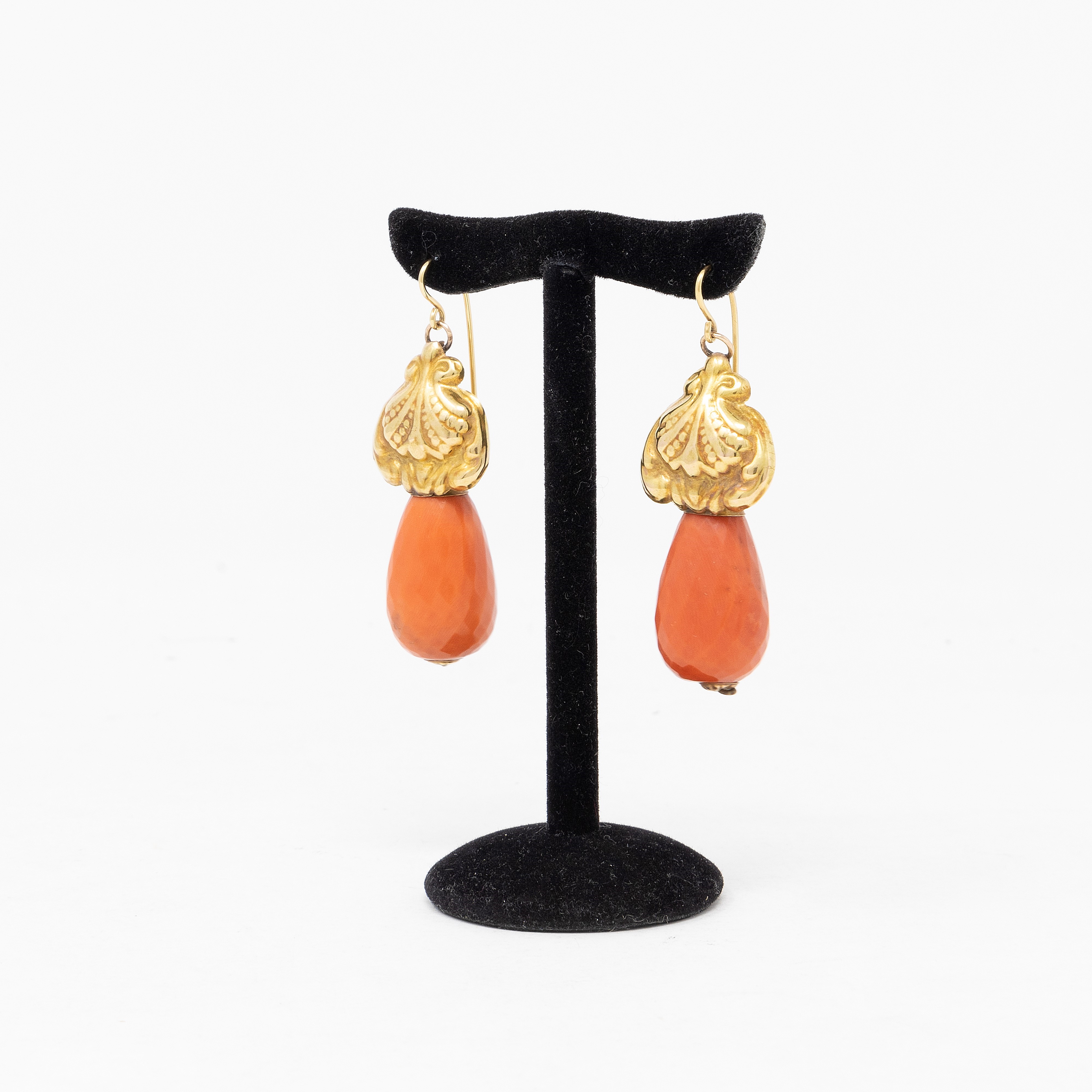 Antichi Orecchini a Monachella in Corallo Rosso-arancio e Oro Giallo