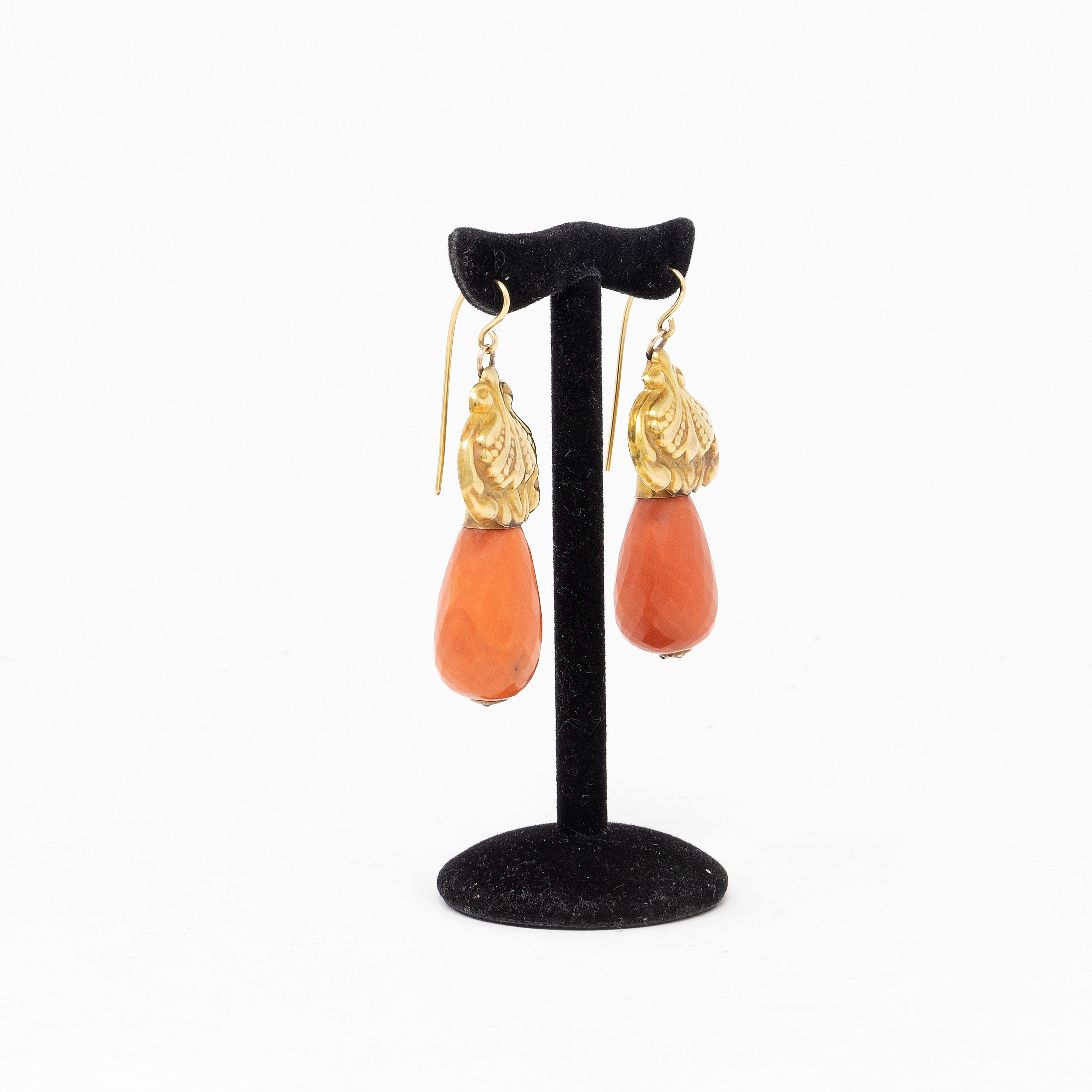 Antichi Orecchini a Monachella in Corallo Rosso-arancio e Oro Giallo