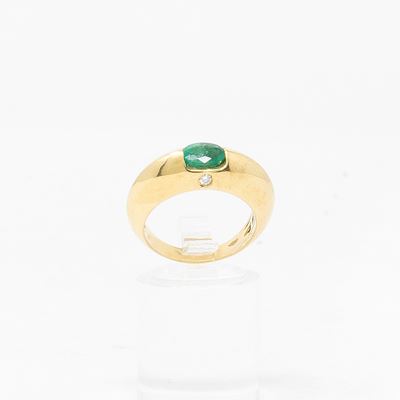 Anello a Fascia Bombata in Oro Giallo con Smeraldo e Due Piccoli Diamanti