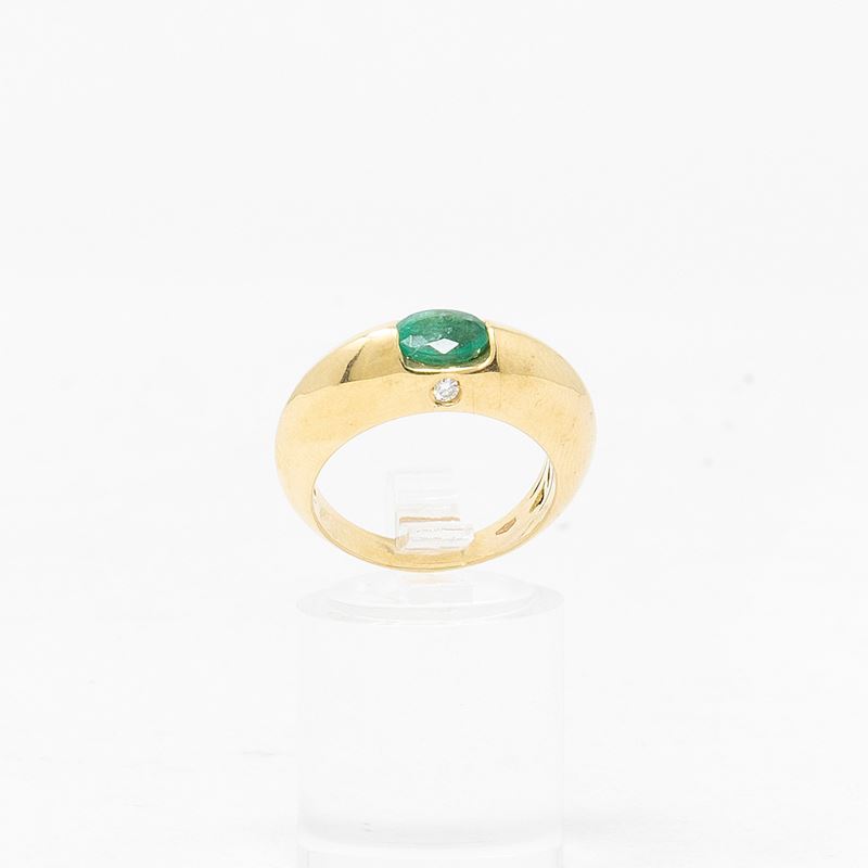 Anello a Fascia Bombata in Oro Giallo con Smeraldo e Due Piccoli Diamanti