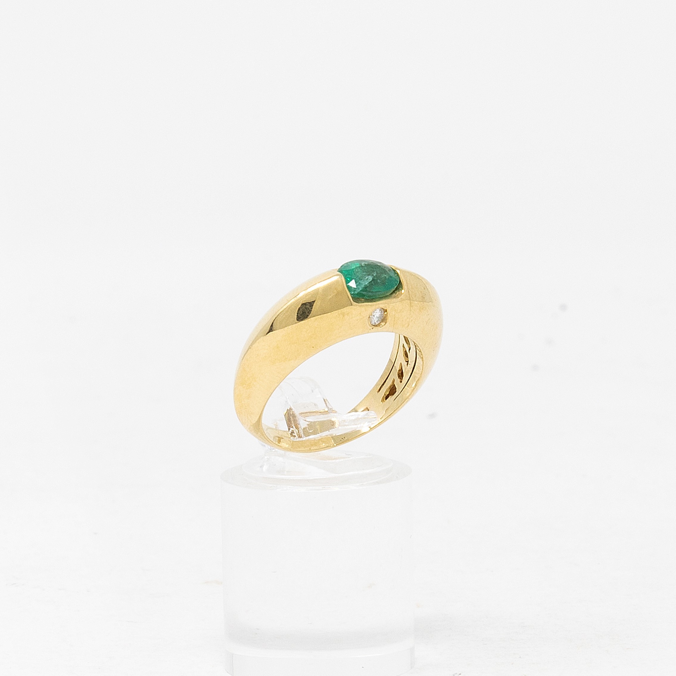 Anello a Fascia Bombata in Oro Giallo con Smeraldo e Due Piccoli Diamanti