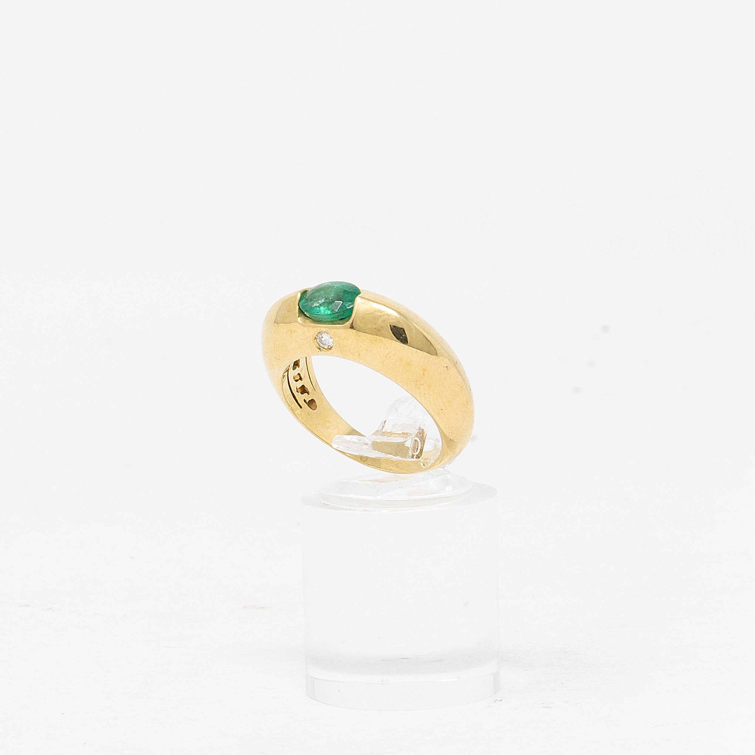 Anello a Fascia Bombata in Oro Giallo con Smeraldo e Due Piccoli Diamanti