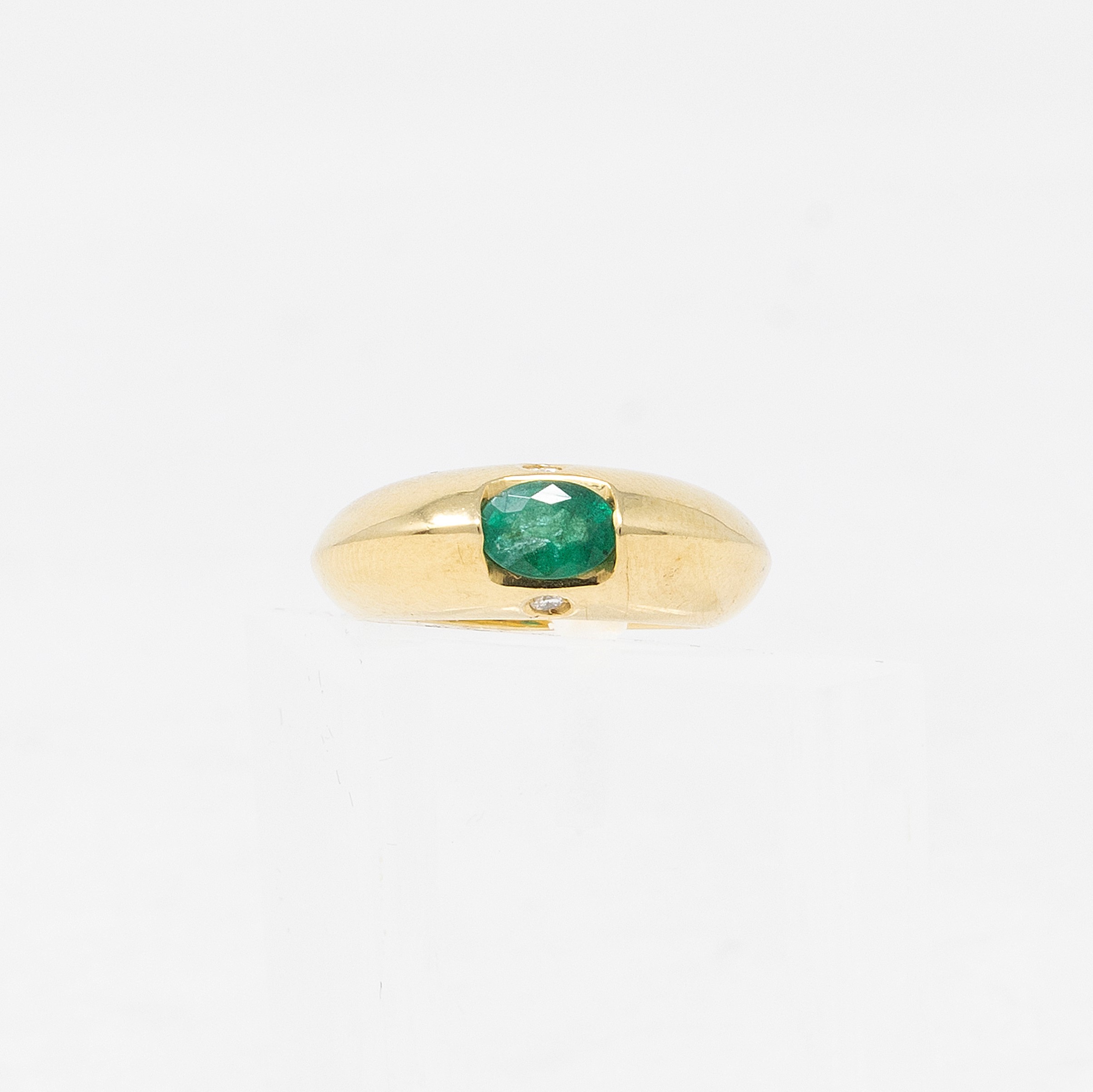 Anello a Fascia Bombata in Oro Giallo con Smeraldo e Due Piccoli Diamanti